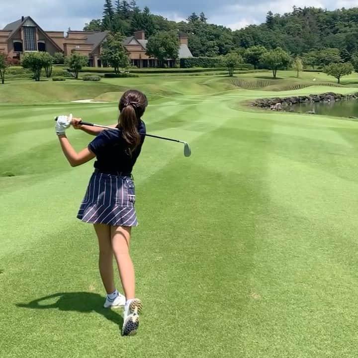 のインスタグラム：「大好きメイプル❤️ そろそろ真夏に撮り溜めした動画載せ切らないと🤣笑 3ヶ月前の動画です😇  100yd PWで池越え〜🏌️‍♀️ 本当にこのクラブハウスの景観好き💕  @eyevol_official のサングラス、 お気に入りだったのに無くしたの💔 わたしのeyevolちゃんどこー？😢笑 . #まいごるふ#ゴルフ#ゴルフ女子#ゴルフスイング#ゴルフウェア#ゴルフコーデ#maigolf#golf#golfswing#golfwear#골프#골프스윙#골프중독#골프웨어」
