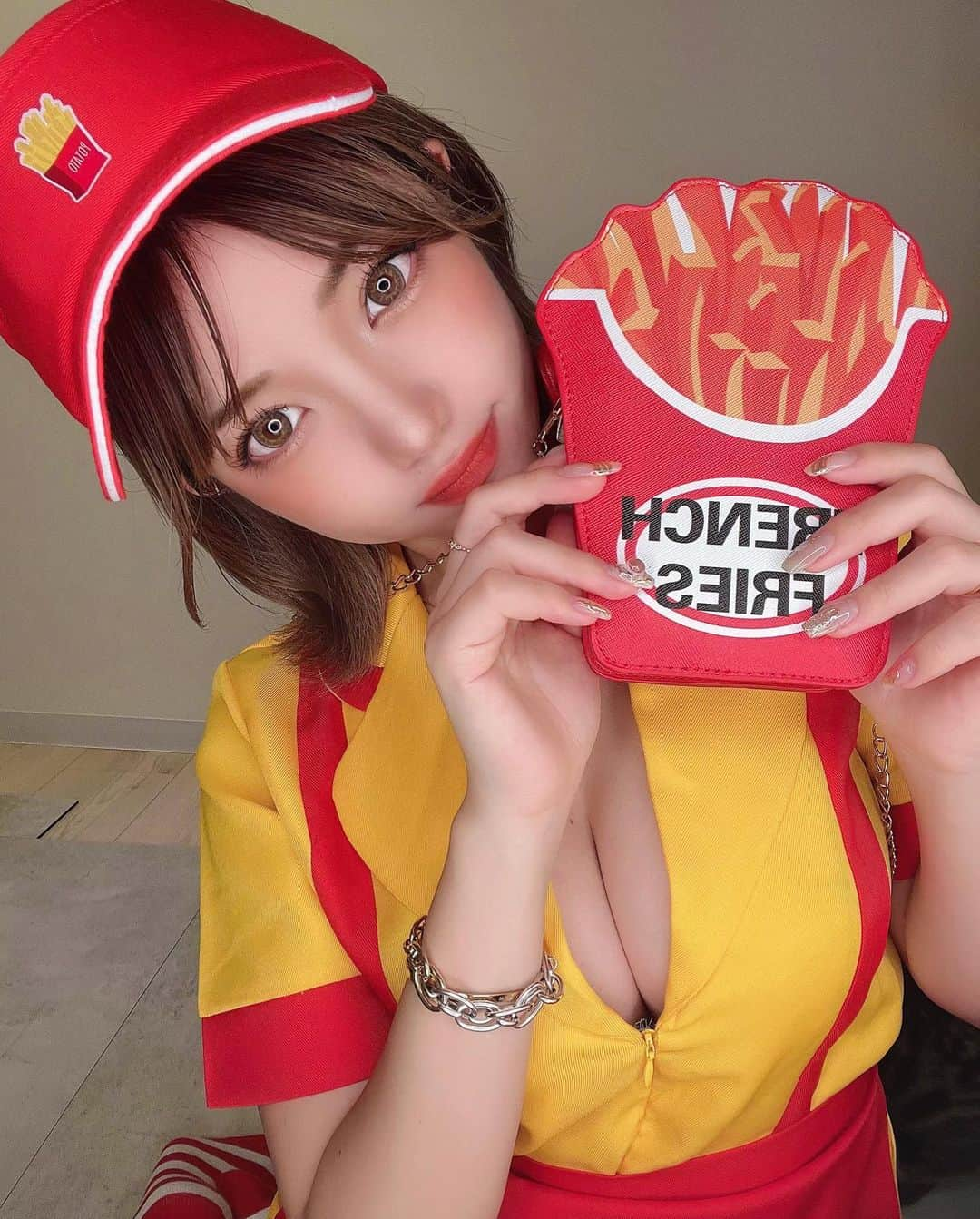 みきでりさんのインスタグラム写真 - (みきでりInstagram)「ご注文はなんですか？？🍟🍔❤️💛  撮影してたらゴロちゃんが近づいてきた…🐾 から、抱っこしてツーショット😝❤️  この可愛いコスプレは @dress_tika のだよ！ おうちハロウィンに備えてげっちゅ🎃🍭💫」10月2日 21時05分 - mikidelicious