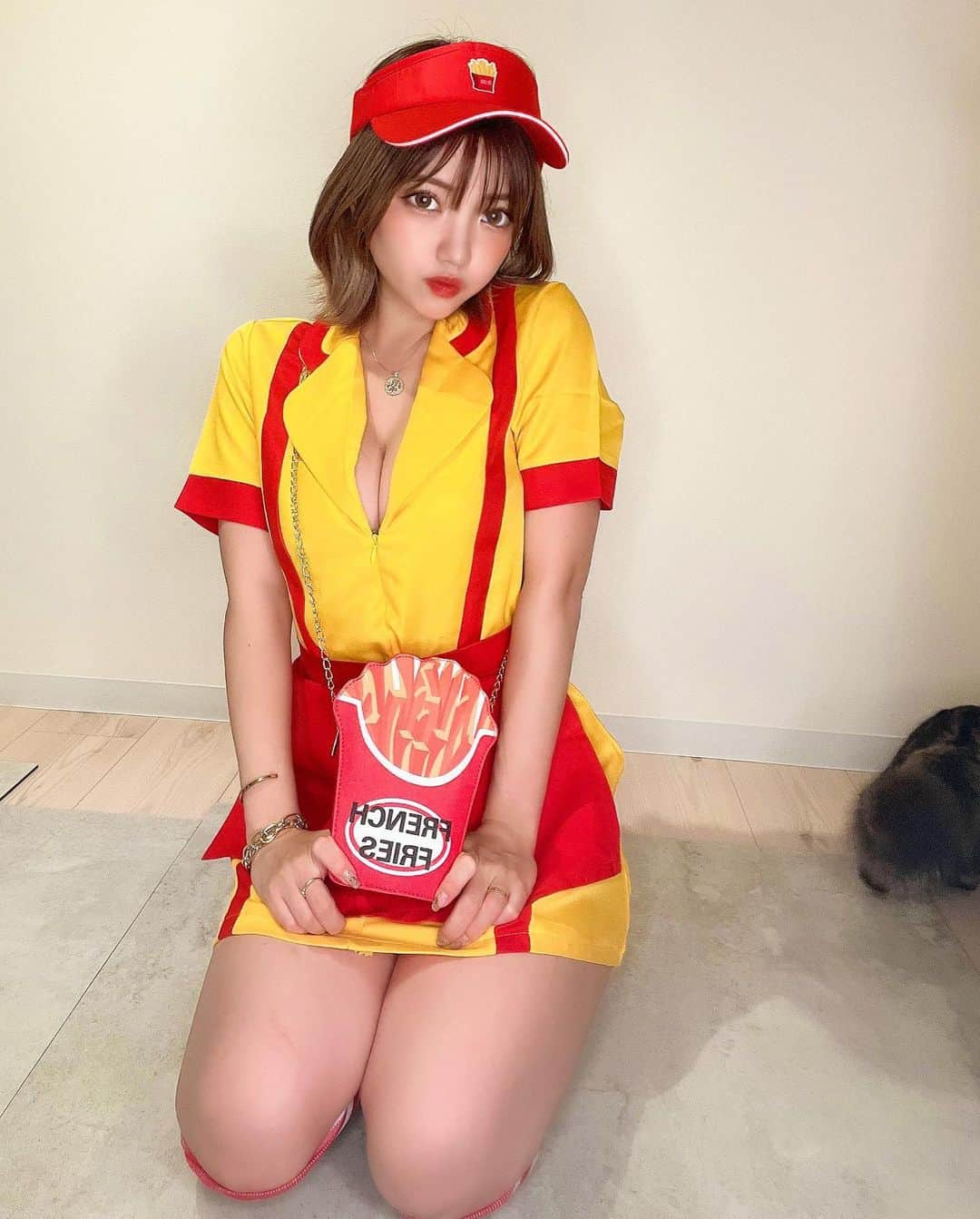 みきでりさんのインスタグラム写真 - (みきでりInstagram)「ご注文はなんですか？？🍟🍔❤️💛  撮影してたらゴロちゃんが近づいてきた…🐾 から、抱っこしてツーショット😝❤️  この可愛いコスプレは @dress_tika のだよ！ おうちハロウィンに備えてげっちゅ🎃🍭💫」10月2日 21時05分 - mikidelicious