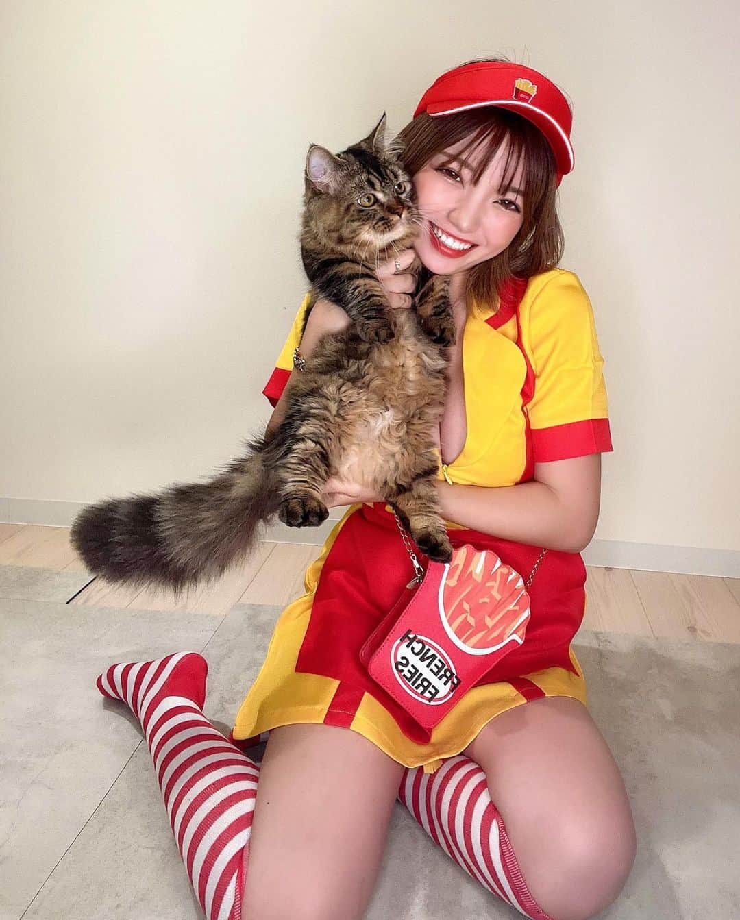 みきでりさんのインスタグラム写真 - (みきでりInstagram)「ご注文はなんですか？？🍟🍔❤️💛  撮影してたらゴロちゃんが近づいてきた…🐾 から、抱っこしてツーショット😝❤️  この可愛いコスプレは @dress_tika のだよ！ おうちハロウィンに備えてげっちゅ🎃🍭💫」10月2日 21時05分 - mikidelicious