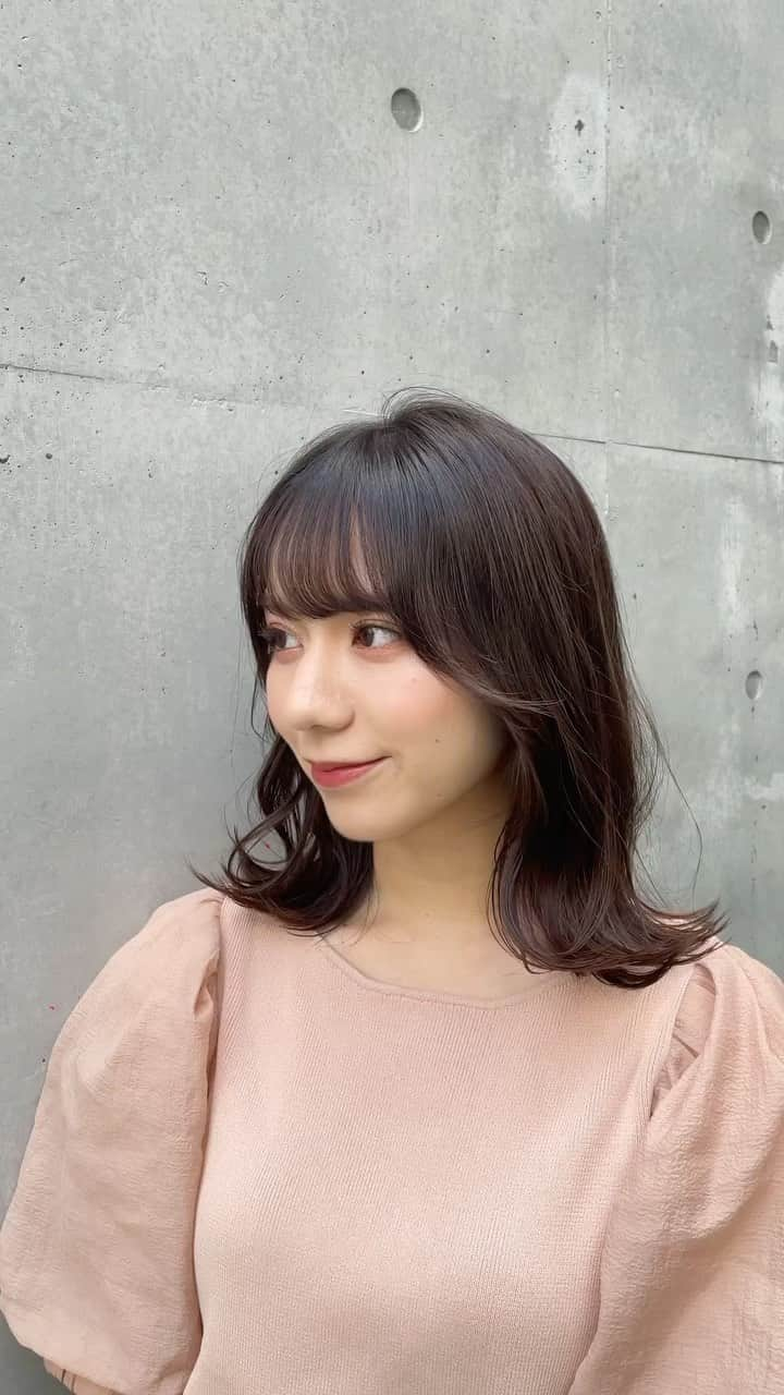 久村奈々子のインスタグラム：「髪やっと伸びてきて、巻ける長さになって嬉しいな〜〜👱🏻‍♀️🎶  ミスコンも残り1ヶ月ですね、、😢 皆さんの大切な1票で #なこぽち してくださったら嬉しいです🌸  #ミス立教 #ミス立教2021  #ミス立教コンテスト #ミス立教コンテスト2021  #立教ミスコン #ミスコン #立教大学  #サロモ #サロモ東京 #サロンモデル #サロンモデル東京 #カラーモデル #撮影 #撮影モデル #作品撮り #被写体 #作品撮りモデル #ミディアムヘア #ミディアムヘアアレンジ #ミディアムアレンジ」