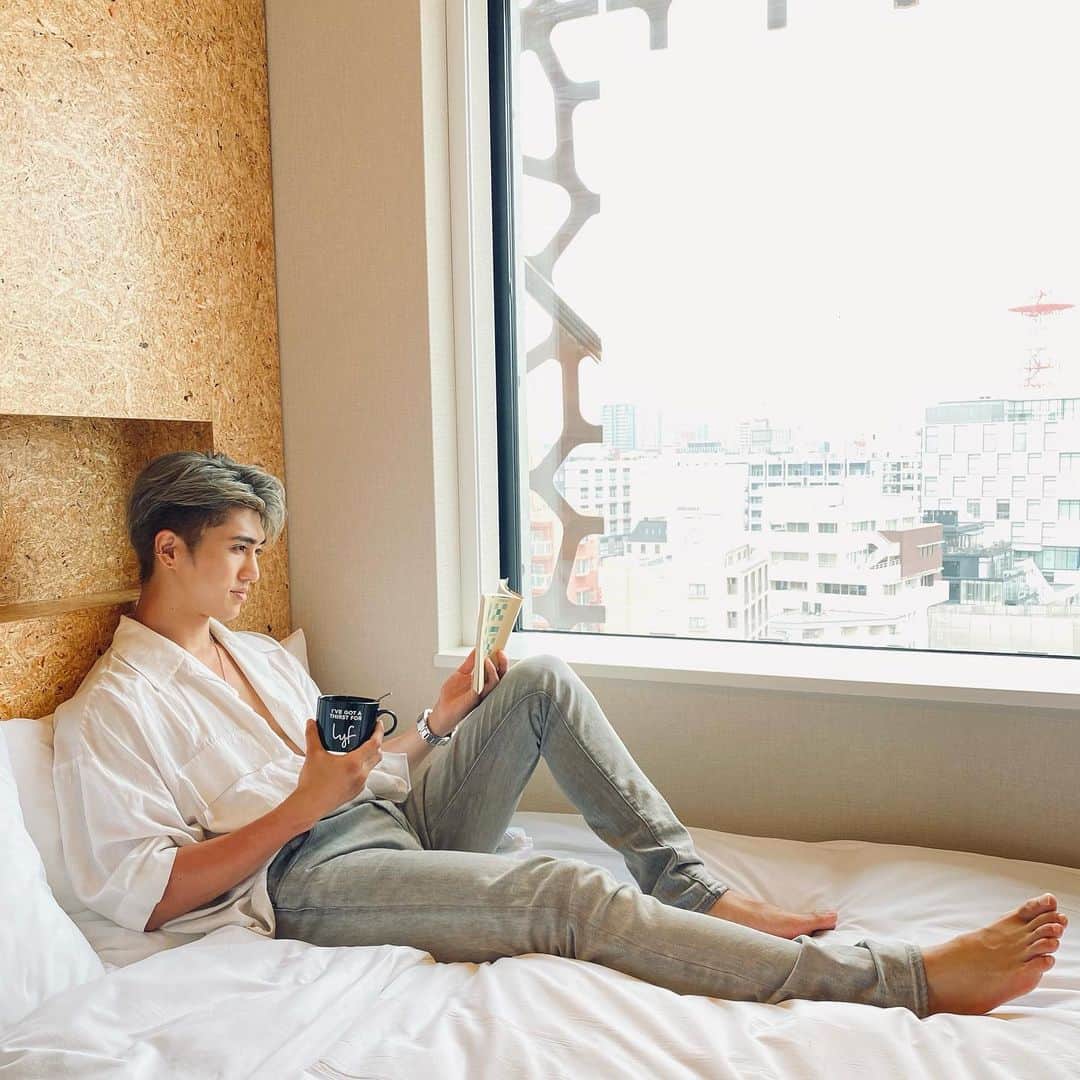 原田デイビッドのインスタグラム：「Sometimes happiness is a cup of coffee and a good book ☕️📚  Do you agree? 😌  #coffee #reading #hotel  #lyf  #happiness #relax #chill  #coffeetime #コーヒー #コーヒータイム  #本 #リラックス #ゆっくり #チル  #외국인배우 #흑인배우 #모델 #외국인모델 #흑인모델 #ulzzang #fashion  #malemodel  #model #photoshoot #모델 #모델잉 #흑인  #룩북 #피팅모델 #서을 #오오티디」