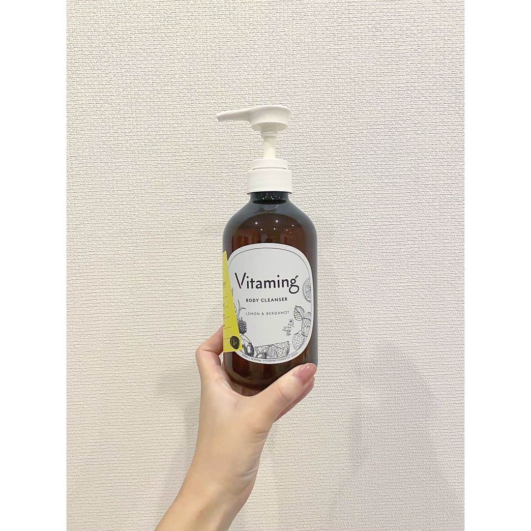 森下花音のインスタグラム：「・ レモン＆ベルガモットの香りでスッキリ🍋 ビタミンに注目したボディーソープだそうです🧴  乾燥していくこれからの季節にピッタリの スキンケアアイテム〜☺️  #PR #バイタミング #ビタミンボディソープ #vitaming #スキンケア #ボディソープ」