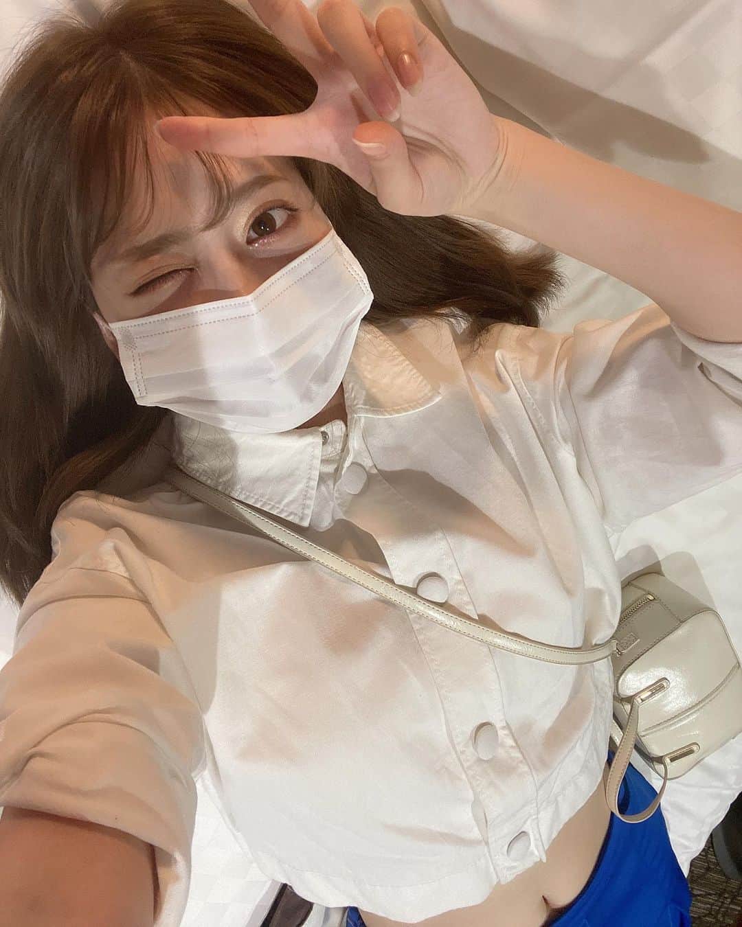 堀尾実咲のインスタグラム：「癒してアゲちゃう♡ おふしょっと🤍  DVDのロケ地は沖縄でした🌺 沖縄に到着してすぐのお写真🌞  BLUE SEALアイスは サトウキビがいちばんすき😍  📀DVD購入はこちらから👇  http://i-one-net.com/item/1621  📀10/16DVD発売イベント ご来場申し込みはこちらから👇  https://passmarket.yahoo.co.jp/event/show/detail/02whumqramw11.html  #グラビア #グラビアアイドル  #イメージdvd #dvd #みさめろdvd #癒してアゲちゃう #癒してアゲちゃうおふしょっと」