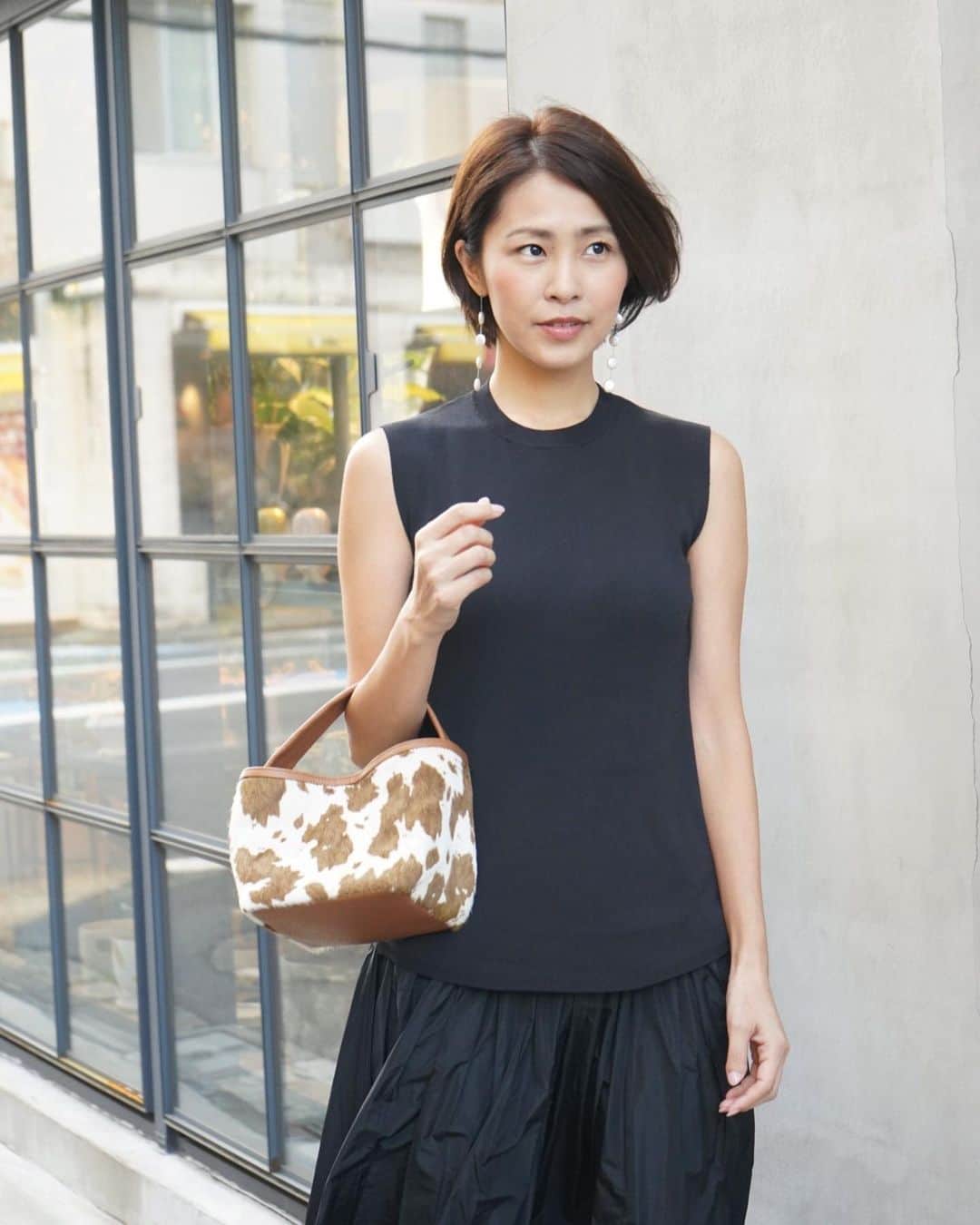 のインスタグラム：「こんばんは😃  今度のヘアスタイルは楽すぎて 朝の時間が15分浮いた。  今日の東京は暑かったです。 夜は突然の雷雨で稲光に興奮してました。 昔から雷にワクワクするタイプです。  #ショート風ボブ #ショートボブ」