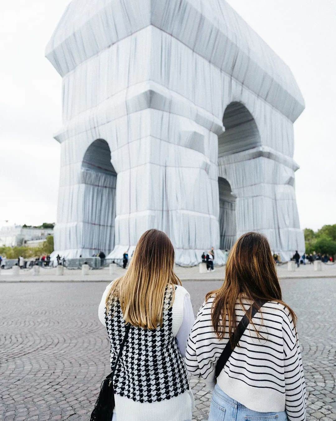 VuTheara Khamさんのインスタグラム写真 - (VuTheara KhamInstagram)「Christo & Jeanne-Claude, L'Arc de Triomphe 'Wrapped' , Paris, (2021) . A serie of pictures taken this last days in Arc of Triumph. Which one do you prefer ?」10月2日 21時20分 - vutheara