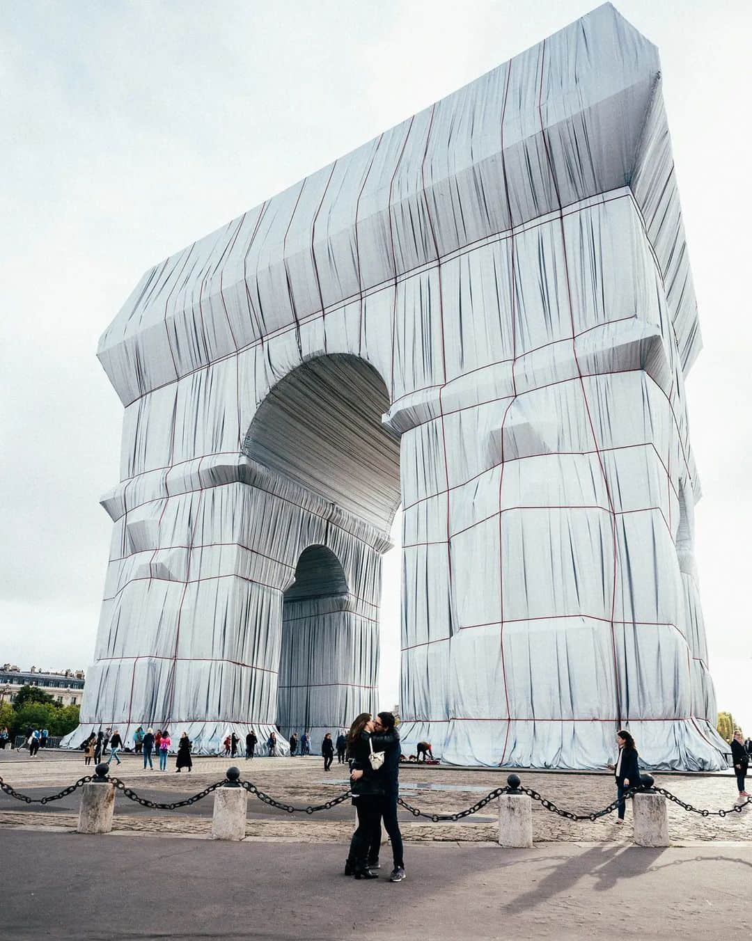 VuTheara Khamさんのインスタグラム写真 - (VuTheara KhamInstagram)「Christo & Jeanne-Claude, L'Arc de Triomphe 'Wrapped' , Paris, (2021) . A serie of pictures taken this last days in Arc of Triumph. Which one do you prefer ?」10月2日 21時20分 - vutheara
