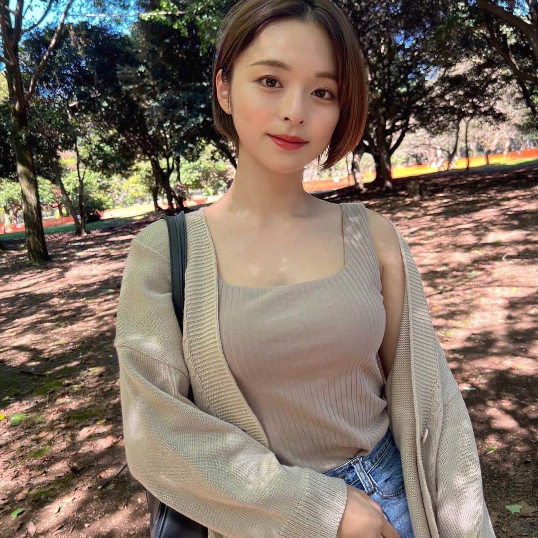 かおりのインスタグラム：「・ ・  お散歩日和〜🚶‍♀️ この日はおでこ出した！  #ニット　#カーディガン」