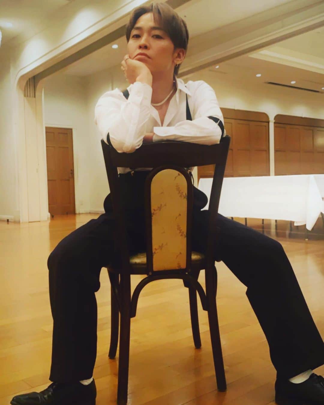 Show-heyのインスタグラム：「🤨🤨🤨🤨🤨  w-inds. 『Strip』MV撮影の時の休憩中！  衣装 @saito_hideaki  📸 @masa0410money   もうすでに懐かしい❗️」