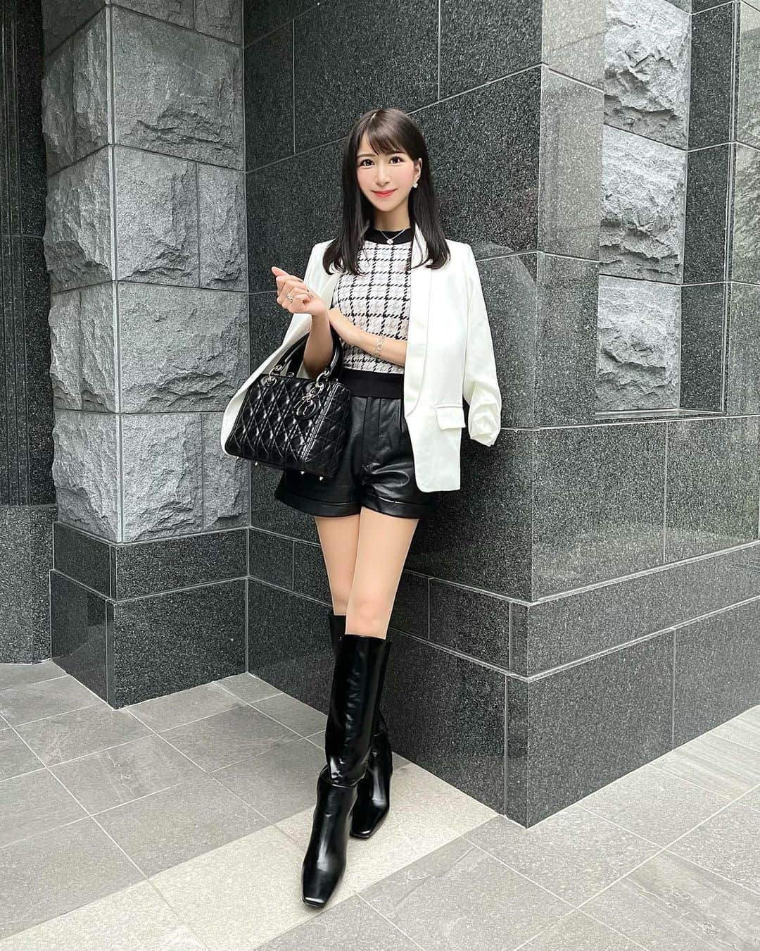のインスタグラム：「𝑴𝒐𝒏𝒐𝒕𝒐𝒏𝒆 𝑪𝒐𝒐𝒓𝒅𝒊𝒏𝒂𝒕𝒆🖤🐶🐾 全身コーデVer. . トップス、ショーパン、ブーツは @grl_official です💕 . ジャケットは @lovebonito 袖がブラウジングされているデザインがお洒落で お仕事用にも重宝するので気に入っています🤍 . バッグでまとめて全体を高見えコーデへ👜 . . . 位置情報は、素敵だったのでなんとなくです🥺💘 . Tops/Pants/Boots：#GRL #グレイル Jacket：#lovebonito #ラブボニート Bag：#dior #ディオール . . . . #monotone #simplestyle #ジャケットコーデ #お買い物 #お散歩 #白黒コーデ #モノトーンコーデ #千鳥柄 #ブラックコーデ #ホワイトコーデ #シンプルコーデ #お仕事コーデ #レザーパンツ #ショートパンツ #ゆるコーデ #楽ちんコーデ #ショーパン #ロングブーツ #ブーツコーデ」