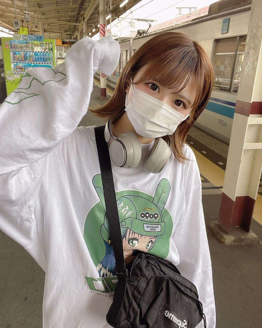 佐藤まりんさんのインスタグラム写真 - (佐藤まりんInstagram)「. ヘッドホンゲットしたゾ〜！ #beatspro にした！😻 ピンクと迷ったけどノイキャンしか勝たん！ . . . tops #fr2  bag #supreme  . . .」10月2日 22時22分 - marin_satoh_