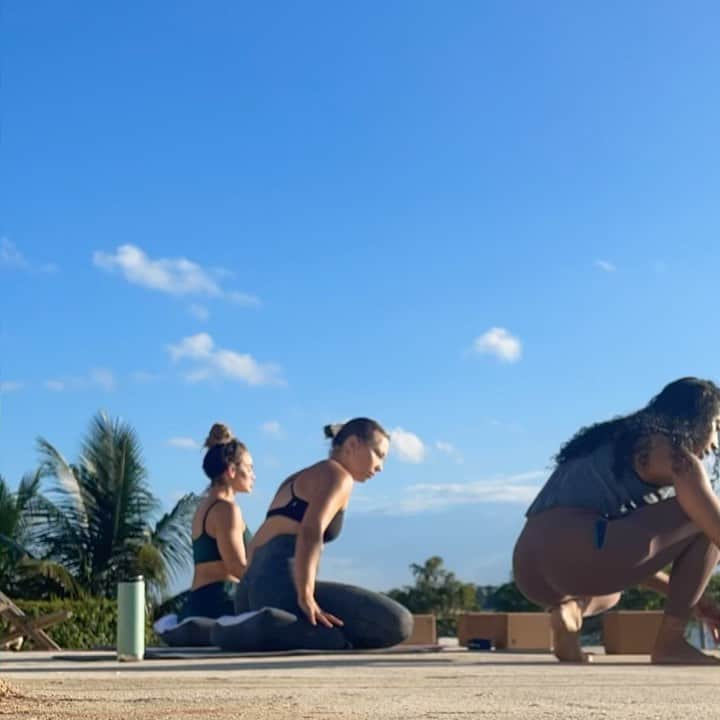 Nicole Mejiaのインスタグラム：「Morning flow with @mintbodystudio 🧘🏽‍♀️」