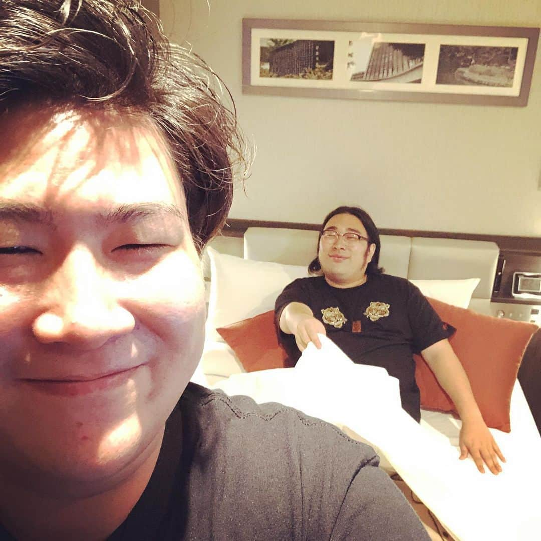 きんさんのインスタグラム写真 - (きんInstagram)「お笑いの日ありがとうね！！！ 完全に良い日！！！ 白ソックスももらったし！ お風呂上がりに白ソックスをそっと はいて白ソク一丁で寝よっと^ ^  ビスケットブラザーズ単独ライブやるぜ！ 2022年1月14日(金) ルミネtheよしもと 　　　1月22日(土) よしもと漫才劇場 チケット案内またするから 空けといてよね！！！ #ビスケットブラザーズ単独ライブ #白ソク一丁 #」10月2日 22時37分 - biscuitbrotherskin