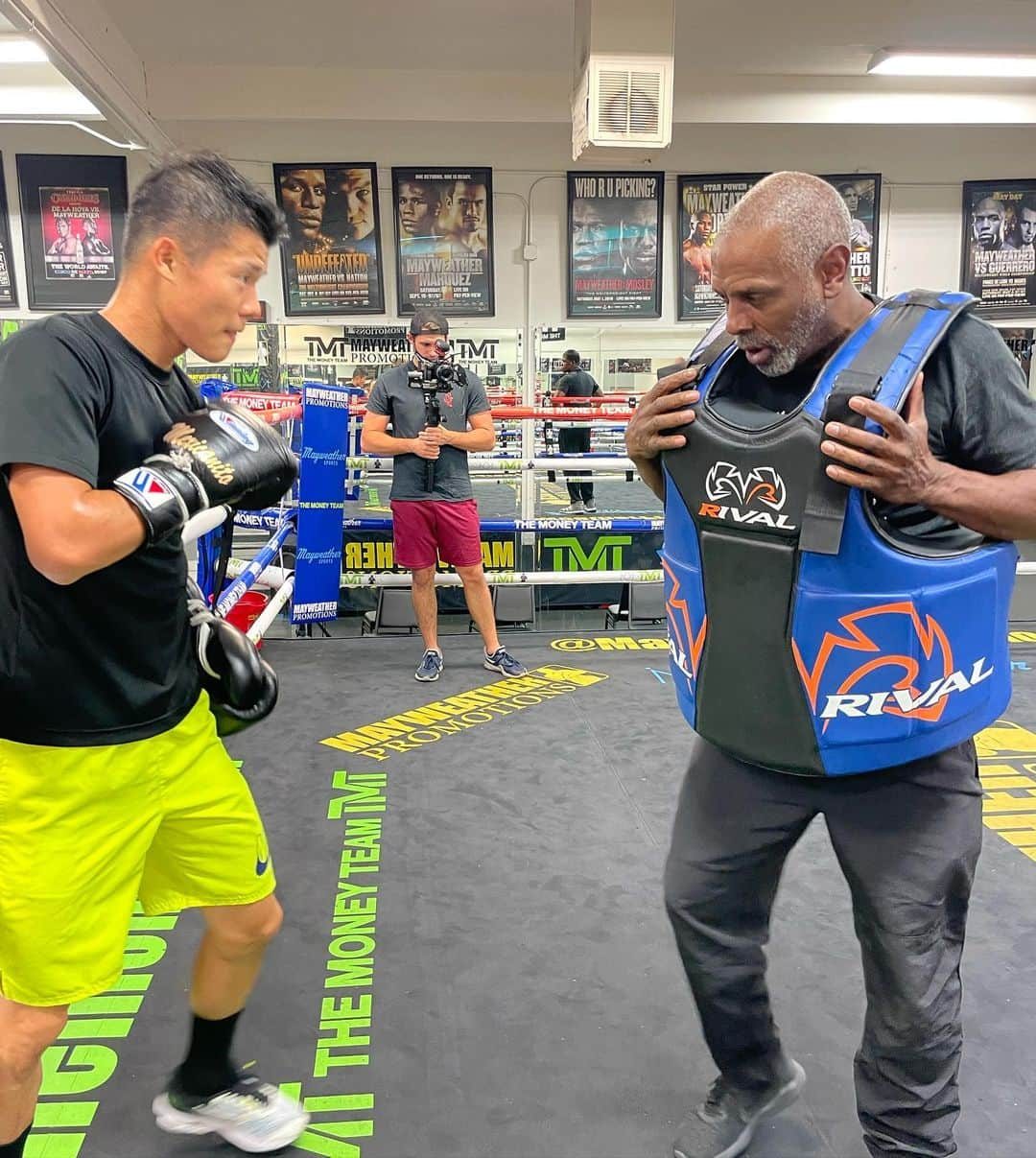 村主章枝さんのインスタグラム写真 - (村主章枝Instagram)「I'm so honored to help Tomoki’s @tomokikameda YouTube filming at @mayweatherboxinggym @floydmayweather. Tomoki is very happy to work with his team and ready for the coming match.  His practice footage and interviews(from coaches too) will be up soon on his YouTube so please check it out.   We are happy to help filming for any kind of contents so if you have questions, please email us🐒 devin@monkeyteer.co  先日、亀田和毅さんのYouTube撮影のため、メイウェザージムに伺いました。 次の試合まで間もなくのようで、とても充実された練習をしていました。 練習やインタビューなどは、和毅さんのYouTubeにアップされますので、チェックしてみてください。  映像撮影依頼が、ございましたら、是非、ご連絡ください😊　devin@monkeyteer.co 皆様のお手伝いができることを楽しみにしております。」10月3日 9時04分 - fumie.suguri