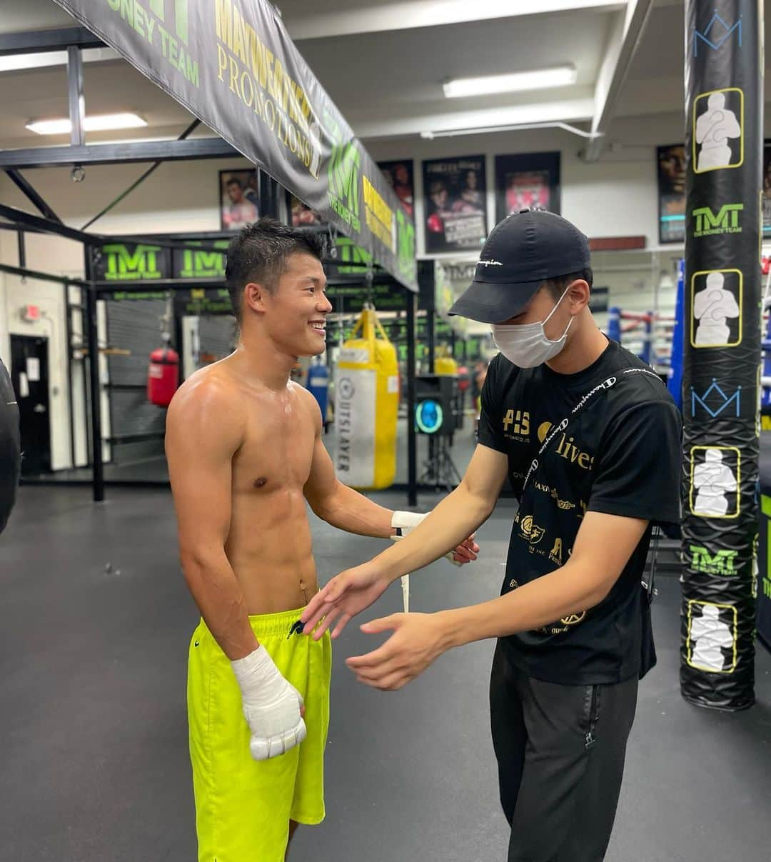 村主章枝さんのインスタグラム写真 - (村主章枝Instagram)「I'm so honored to help Tomoki’s @tomokikameda YouTube filming at @mayweatherboxinggym @floydmayweather. Tomoki is very happy to work with his team and ready for the coming match.  His practice footage and interviews(from coaches too) will be up soon on his YouTube so please check it out.   We are happy to help filming for any kind of contents so if you have questions, please email us🐒 devin@monkeyteer.co  先日、亀田和毅さんのYouTube撮影のため、メイウェザージムに伺いました。 次の試合まで間もなくのようで、とても充実された練習をしていました。 練習やインタビューなどは、和毅さんのYouTubeにアップされますので、チェックしてみてください。  映像撮影依頼が、ございましたら、是非、ご連絡ください😊　devin@monkeyteer.co 皆様のお手伝いができることを楽しみにしております。」10月3日 9時04分 - fumie.suguri