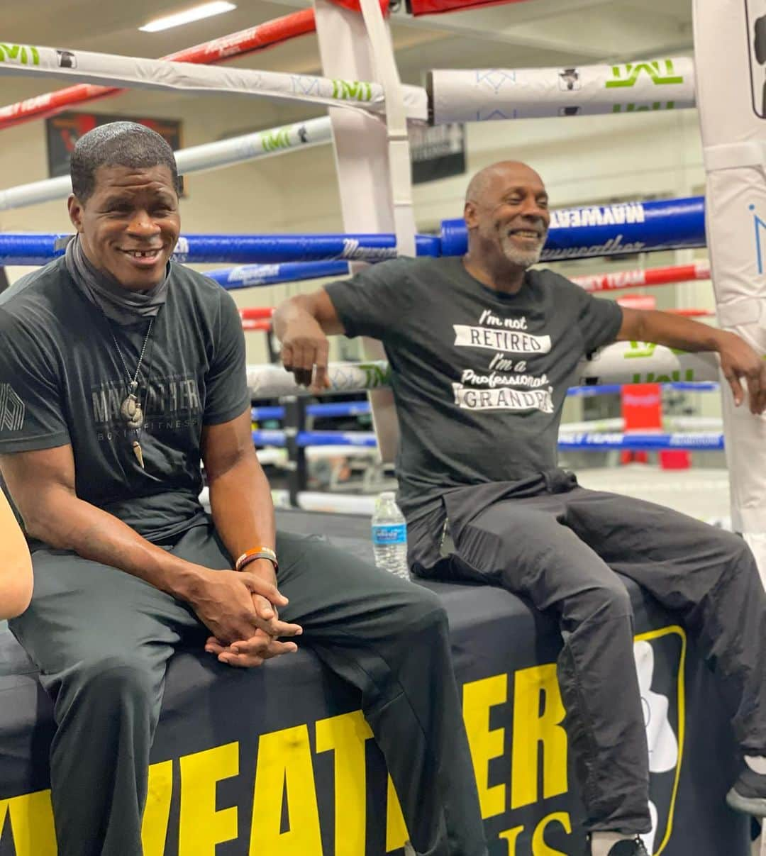 村主章枝さんのインスタグラム写真 - (村主章枝Instagram)「I'm so honored to help Tomoki’s @tomokikameda YouTube filming at @mayweatherboxinggym @floydmayweather. Tomoki is very happy to work with his team and ready for the coming match.  His practice footage and interviews(from coaches too) will be up soon on his YouTube so please check it out.   We are happy to help filming for any kind of contents so if you have questions, please email us🐒 devin@monkeyteer.co  先日、亀田和毅さんのYouTube撮影のため、メイウェザージムに伺いました。 次の試合まで間もなくのようで、とても充実された練習をしていました。 練習やインタビューなどは、和毅さんのYouTubeにアップされますので、チェックしてみてください。  映像撮影依頼が、ございましたら、是非、ご連絡ください😊　devin@monkeyteer.co 皆様のお手伝いができることを楽しみにしております。」10月3日 9時04分 - fumie.suguri