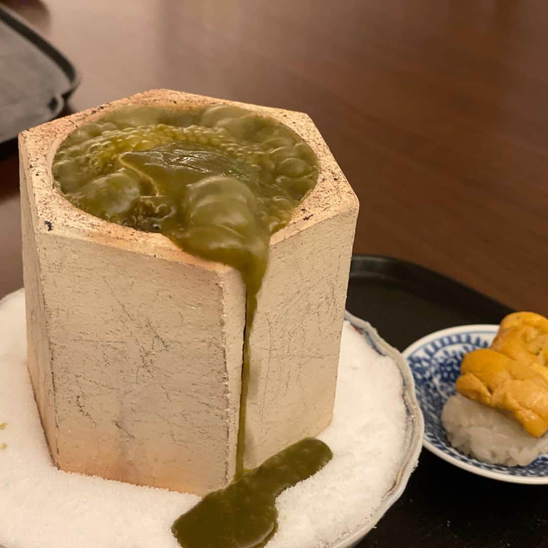 坂元美香さんのインスタグラム写真 - (坂元美香Instagram)「三田 晴山  年に数回のお楽しみ。 自分へのご褒美ごはん。 あわびのグツグツ大好き。  次回の予約は来年の春🤣 それまでまたがんばろ。  #三田晴山 #晴山 #ミシュラン2つ星 #三田 #日本料理 #懐石料理 #和食 #坂元食べログ #鮑のグツグツ #松茸のお吸い物」10月3日 9時25分 - mika_saka