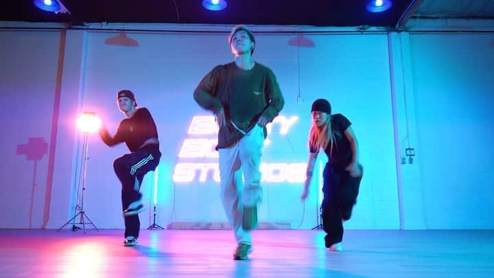 有働真帆のインスタグラム：「Class footage from my last class🚀 I’m gonna teach this one again for my next class! Invite friends and come through✨🙌🏼  👟: @jakelandgrebe @ami_takashima 👕👖: @violaandroses 🙏🏼」