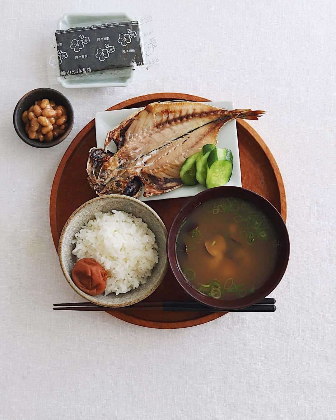 樋口正樹のインスタグラム：「Today's breakfast . 今朝はアジの開き、 新米ごはん、納豆、 浅漬け、海苔、梅、 しじみのお味噌汁。 . . . #朝食 #朝ごはん #アジの開き #鯵の開き #干物 #納豆 #海苔 #しじみの味噌汁 #今日の朝ごはん #japanesebreakfast #breakfast」