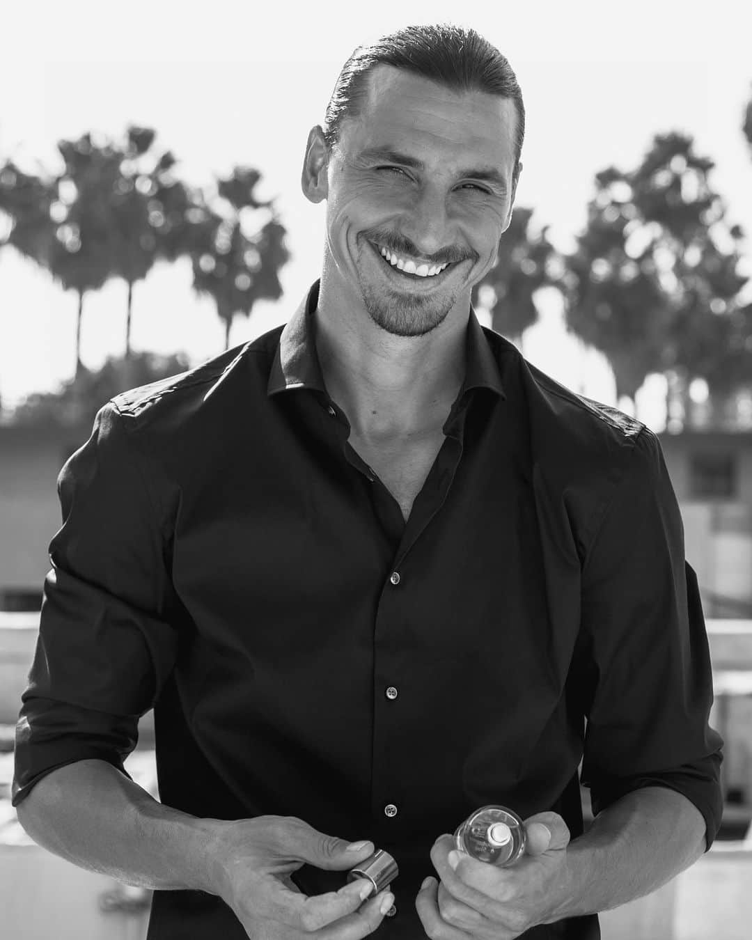 Zlatan Ibrahimović Parfumsのインスタグラム：「It's my birthday and I've got a special treat for you! Enjoy 40% off everything at zlatanibrahimovicparfums.com, today only! Link in bio.」