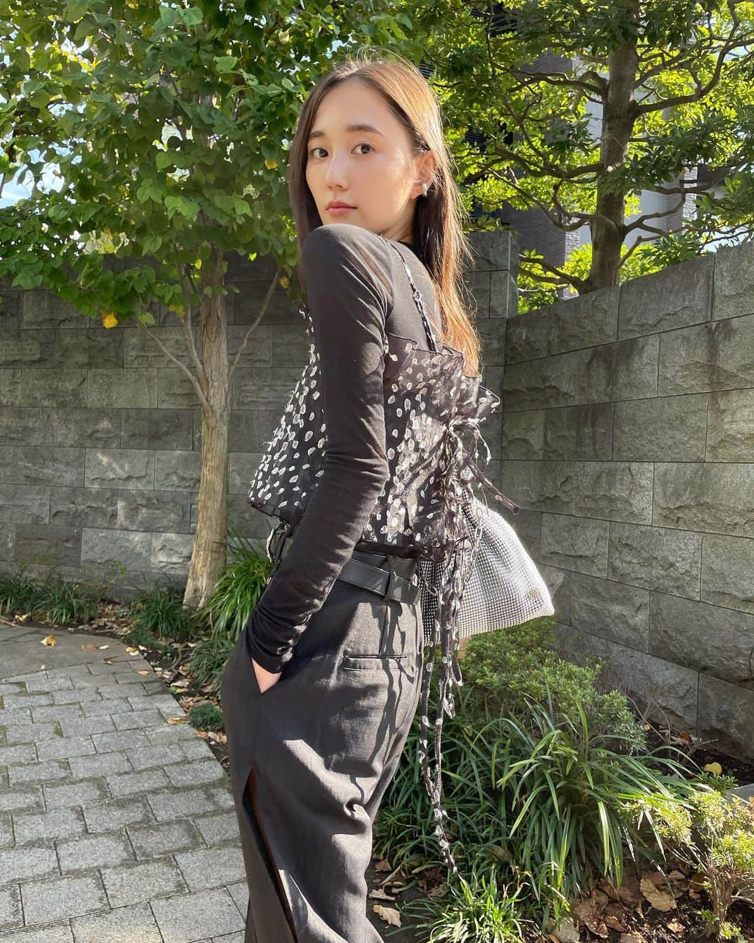 のインスタグラム：「おさんぽした🥪🥖  私服 tops pants @leinwande_official  inner @auralee_tokyo  belt @gvgv_official  boots @bershka  #私服　#モノトーンコーデ」