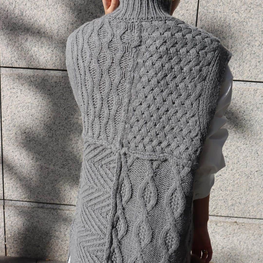 正中雅子さんのインスタグラム写真 - (正中雅子Instagram)「珍しくタートルのニットベストを作りました🧶  ローゲージ編みでニットらしさを楽しめる風合いで すっぽりヒップラインが隠れる着丈もうちでは新鮮♡  小顔効果も期待できるしっかり立つように仕上げたタートルも秋が深まってくるとめちゃかわいい☺︎  インナーに着たシャツドレスもまた紹介させてください！  10/5 14:00 in stock  #MACHATT #masaco服」10月3日 17時39分 - masacoshonaka