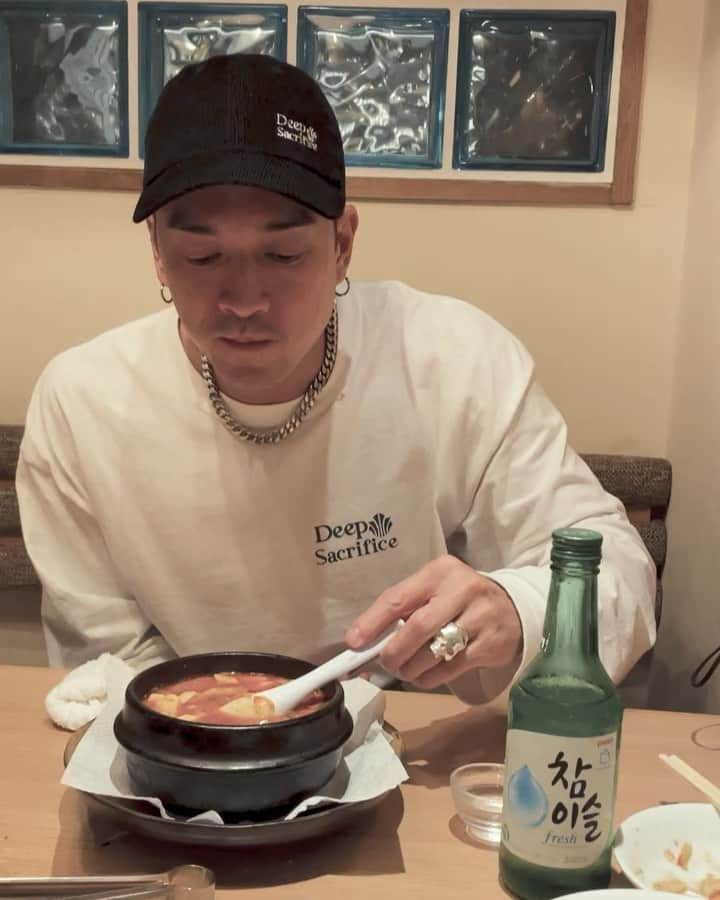 松尾光次のインスタグラム：「最高な組み合わせ💯  #チャミスル #スンドゥブチゲ #참이슬 #순두부찌개 #deepsacrifice」