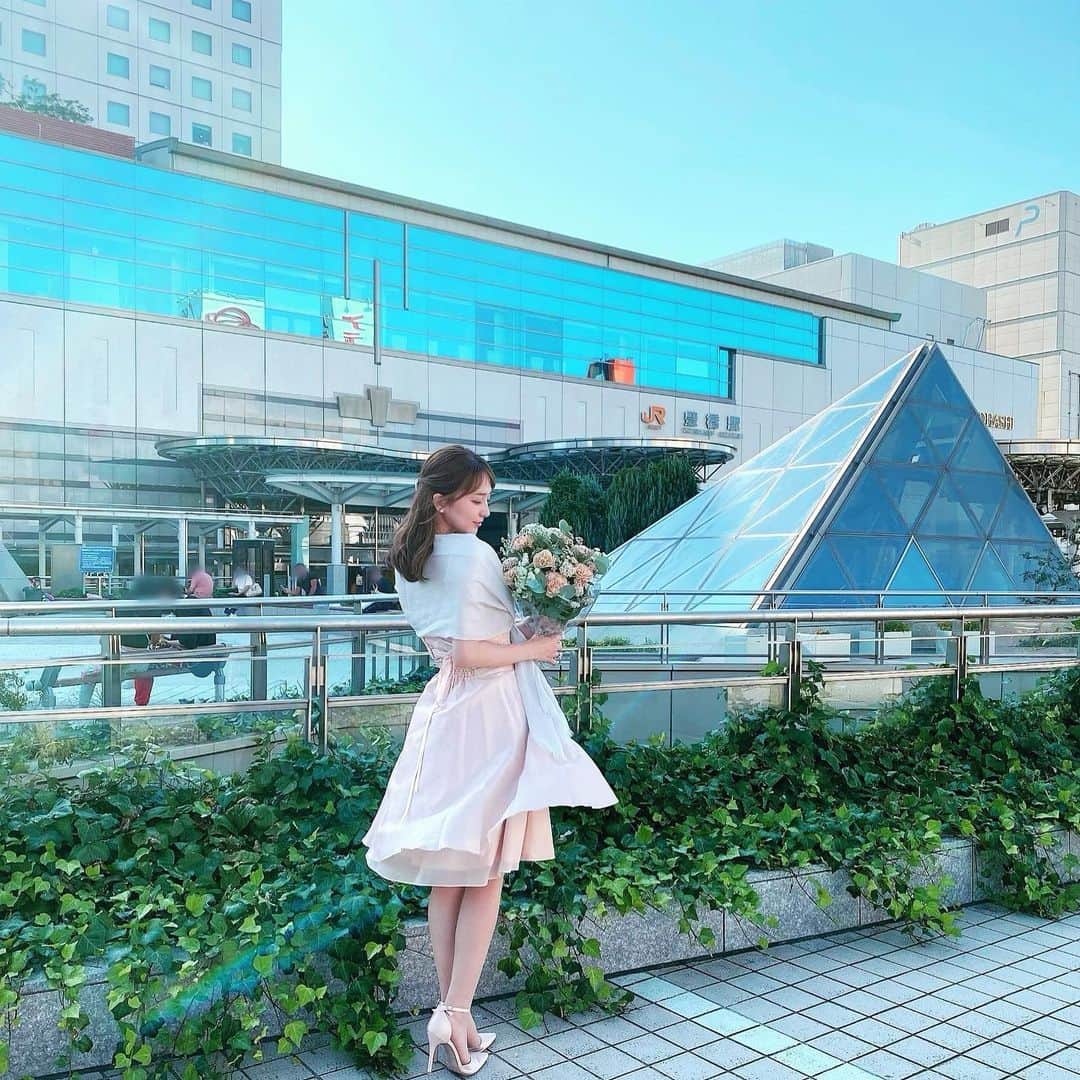 堀尾実咲のインスタグラム：「お友達の結婚式でした👰  わたしは中高は静岡県を離れ 愛知県の学校に通っていたので そこで出会ったお友達で 中高6年間同じ学校だった子☺️  中学の時にした 大人になって結婚することになったら式にはお互いを呼び合おうねという約束を果たしてくれた義理堅い女です😂💖  大学からわたしは 東京に出てしまったので 会える機会も少なくなってしまっていたにも関わらず 結婚式のご招待の連絡をもらった時は本当に嬉しかった‼︎  こんな状況の世の中なので 延期に延期を重ねて やっと緊急事態宣言が明けた昨日叶った挙式でした！  式場も万全な対策をしてくださっていて安心できたし わたしもばっちり検査をして 参加させてもらったよ✨  本当に本当に綺麗で可愛くて 愛おしくて涙が止まらなかった✨☺️  素敵な旦那さんにも出会えて たくさんの方たちに愛される夫婦になった姿を見て 私も心の底から幸せな気持ちになった☺️  写真は中高よく彼女と歩いた 豊橋駅🤍 生まれ育った静岡県湖西市と同じぐらい好きな街☺️✨  懐かしくなって一瞬お写真だけ撮りに式が終わってから立ち寄りました✨」