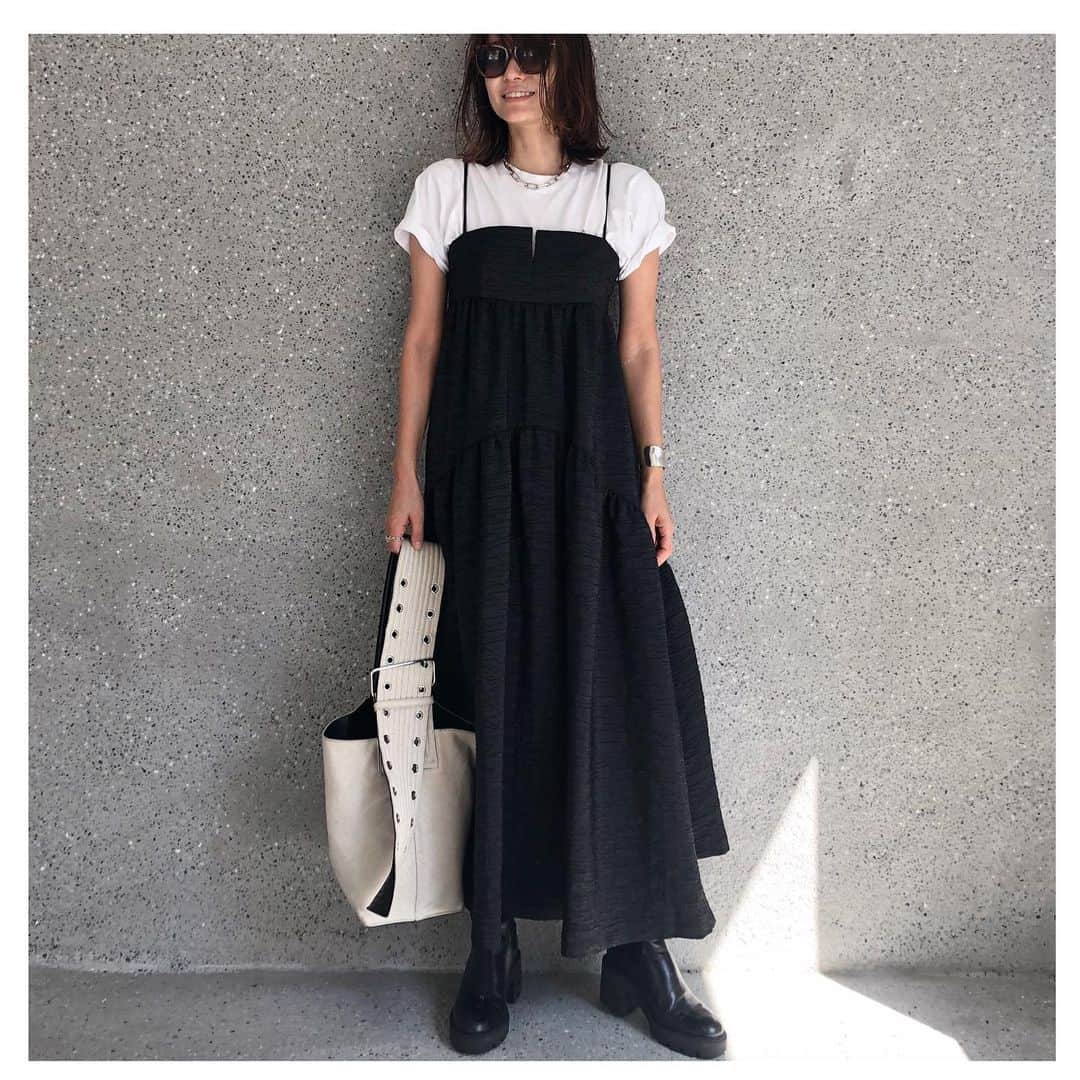 井関かおりのインスタグラム：「今日は暑かったのでtシャツで^_^ ベストを着るとまた印象が変わる！ 巨匠の　@endoyuki が撮ってくれましたwありがとう😊  tops: #rokh dress: #maisonspecial  bag: #jilsander  shoes: #zara   #着回し #キャミワンピ #モノトーンコーデ」