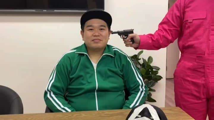 あしべのインスタグラム：「昨日は、youtube撮影でした！！  10月4日〜 月曜日、水曜日、金曜日  １６時、１９時の週３回の２回更新✨  『あしべのマネちゃんねる』 こと 〘マネちゃん〙  衣装でわかるか！？ 今話題のイカゲーム····！？ 今後の企画もお楽しみに🎵 沢山拡散、ちゃんねる登録、高評価もよろしくおねがいします🙇‍♂  https://youtube.com/channel/UCfEHPGjlLOsTPvJtZ-l98KQ あしべのマネちゃんねるURL↑  #あしべ #ものまね #youtube #あしべのマネちゃんねる #マネちゃん #イカゲーム」