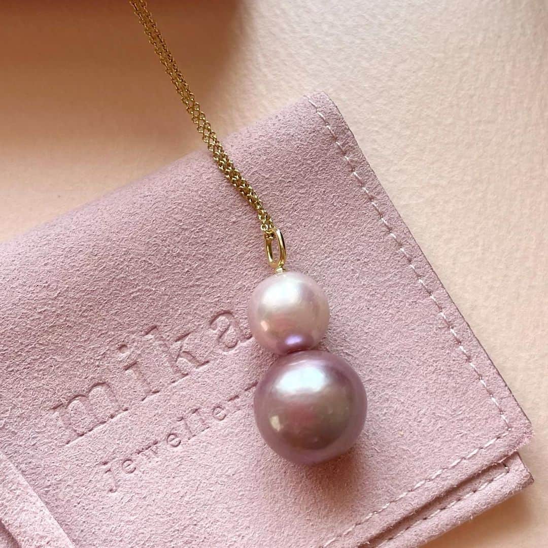 吉井明子さんのインスタグラム写真 - (吉井明子Instagram)「꙳✧˖°⌖꙳✧˖°⌖꙳✧˖°⌖꙳✧˖°⌖꙳✧˖°⌖꙳✧˖° 最近、放送でも時々つけている真珠のネックレスは… @mikajewellery_japan のもの。  元々、真珠が好きで一粒のネックレスなどは愛用していましたが、淡いピンクと葡萄のような艶やかなパープルの大粒の真珠は初めて見て一目惚れ。  同じかたちや色味はひとつとしてない、天然の真珠の輝き。 少し早い自分への誕生日プレゼントと言い聞かせて、思い切って購入してしまいました。  "愛でタイム"ということばも、こちらを選んでいるときに出てきたもの。デザイナーさんの愛情が、作品になる前からひとつひとつの真珠に込められているのを感じたのも決め手でした。  自然が創り出した結晶がたまたま私の手元に来て地球からお預かりしている…そんな気持ちで大切に使っていこうと思います。  #愛でタイム #mikajewelley #ミカジュエリー #真珠 #天然パール #パールジュエリー #ネックレス #気象予報士 #気象キャスター #weatherforecaster #기상캐스터　#氣象主播 #吉井明子」10月3日 11時23分 - akiko_yoshii_sunny_rain