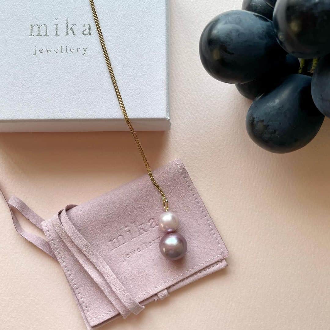 吉井明子さんのインスタグラム写真 - (吉井明子Instagram)「꙳✧˖°⌖꙳✧˖°⌖꙳✧˖°⌖꙳✧˖°⌖꙳✧˖°⌖꙳✧˖° 最近、放送でも時々つけている真珠のネックレスは… @mikajewellery_japan のもの。  元々、真珠が好きで一粒のネックレスなどは愛用していましたが、淡いピンクと葡萄のような艶やかなパープルの大粒の真珠は初めて見て一目惚れ。  同じかたちや色味はひとつとしてない、天然の真珠の輝き。 少し早い自分への誕生日プレゼントと言い聞かせて、思い切って購入してしまいました。  "愛でタイム"ということばも、こちらを選んでいるときに出てきたもの。デザイナーさんの愛情が、作品になる前からひとつひとつの真珠に込められているのを感じたのも決め手でした。  自然が創り出した結晶がたまたま私の手元に来て地球からお預かりしている…そんな気持ちで大切に使っていこうと思います。  #愛でタイム #mikajewelley #ミカジュエリー #真珠 #天然パール #パールジュエリー #ネックレス #気象予報士 #気象キャスター #weatherforecaster #기상캐스터　#氣象主播 #吉井明子」10月3日 11時23分 - akiko_yoshii_sunny_rain