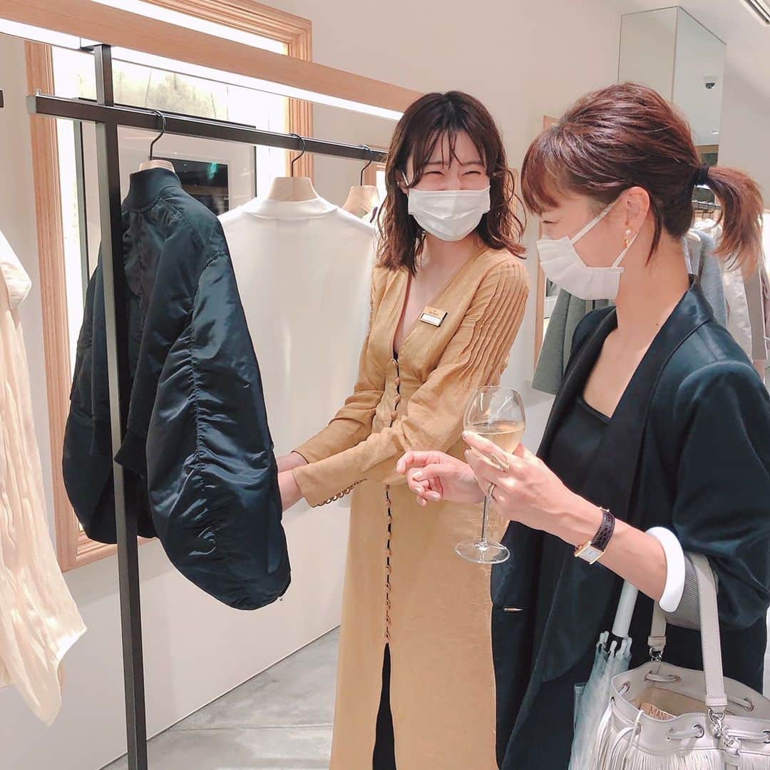 安田美沙子さんのインスタグラム写真 - (安田美沙子Instagram)「先日 @the_tokyo_official  の ショッピングパーティーへ。。 子供を置いて買い物が出来るなんて、奇跡に近いので。。  爆買いしました🤣  だって、どれもこれも可愛くて、ゆったりした広い試着室でテンションが上がり。。🤍  展示会は行ってたけど、お買い物は久々。可愛いものを沢山見るのって幸せ🤍  また、ひとつずつ紹介していきますねっ☺️❤️  #shopping #thetokyo #selectshop #marunouchi #party #event #2枚目半目」10月3日 11時27分 - yasuda_misako
