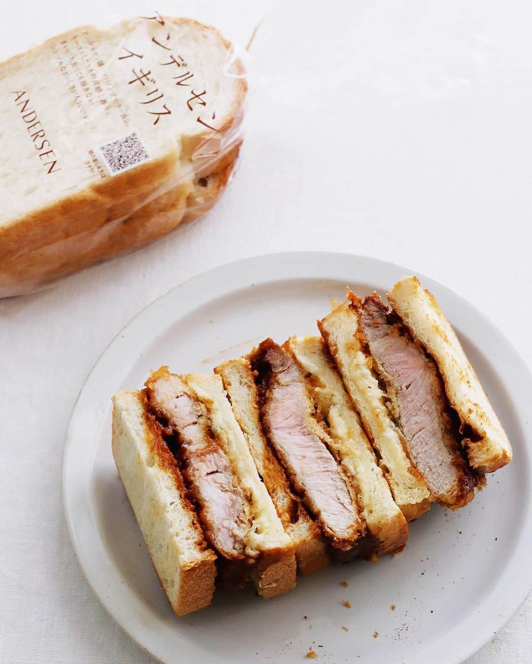 樋口正樹さんのインスタグラム写真 - (樋口正樹Instagram)「katsu sandwich . 自家製のカツサンド〜😋 普通に見えますけど〜、 秋の週末ランチ飲みに お勧めしたいリッチで 濃厚な贅沢サンドです🥪 . アンデルセンの人気の イギリスパンを使用し、 ４種のチーズをのせて、 トーストしたところに ロースカツにソースや からしを塗ってサンド。 味わい深くて大人味の クアトロフォルマッジ カツサンドしてみたら ワインにもビールにも めちゃ合う一品でした😋 . アンデルセン公式にて イギリスパンアレンジ いろいろ紹介してます。 @andersen_official_jp . . . . #カツサンド #かつサンド #クアトロフォルマッジ #サンドイッチ #とんかつ #ロースカツ #イギリスパン #チーズサンド #チーズ好き #カマンベール #ゴルゴンゾーラ #モッツァレラ #パルミジャーノレッジャーノ #アンデルセン #アンデルセンイギリス #アンデルセンのパン #パンのある暮らし #パンのある生活 #パンスタグラム #パン大好き #sandwich #katsusandwich #andersen」10月3日 12時01分 - higuccini