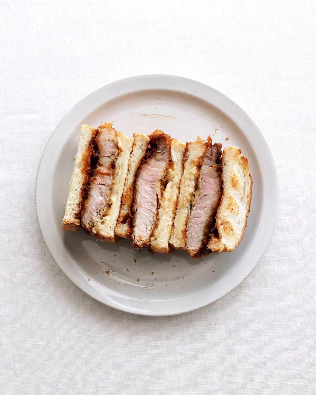 樋口正樹のインスタグラム：「katsu sandwich . 自家製のカツサンド〜😋 普通に見えますけど〜、 秋の週末ランチ飲みに お勧めしたいリッチで 濃厚な贅沢サンドです🥪 . アンデルセンの人気の イギリスパンを使用し、 ４種のチーズをのせて、 トーストしたところに ロースカツにソースや からしを塗ってサンド。 味わい深くて大人味の クアトロフォルマッジ カツサンドしてみたら ワインにもビールにも めちゃ合う一品でした😋 . アンデルセン公式にて イギリスパンアレンジ いろいろ紹介してます。 @andersen_official_jp . . . . #カツサンド #かつサンド #クアトロフォルマッジ #サンドイッチ #とんかつ #ロースカツ #イギリスパン #チーズサンド #チーズ好き #カマンベール #ゴルゴンゾーラ #モッツァレラ #パルミジャーノレッジャーノ #アンデルセン #アンデルセンイギリス #アンデルセンのパン #パンのある暮らし #パンのある生活 #パンスタグラム #パン大好き #sandwich #katsusandwich #andersen」