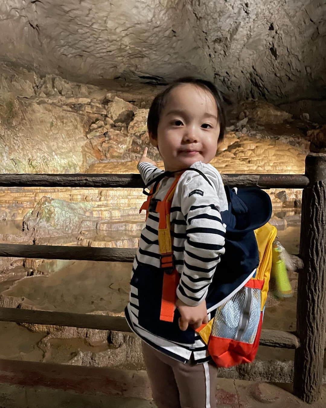 石塚錬さんのインスタグラム写真 - (石塚錬Instagram)「. 👦💬「オトコタビ👨‍👦」 #とてもとても久しぶりに少し遠出⛰ #パパと初めての2人旅です👨 . 👦💬「Man trip👨‍👦」 #A little outing for the first time in a long time🏔 #It ’s my first two-person trip with my dad👨 #1st〜3rd photos are a huge limestone cave called Akiyoshido🌋 #4th&5th photos are Ren walked across the undersea bridge connecting Kyushu and Honshu👣 . #旅 #オトコタビ #関門海峡 #秋芳洞 #下関 #trip #Man trip #여행　#남자 여행 #การเดินทาง #ทริปผู้ชาย #Perjalanan #Perjalananmanusia #旅行 #石塚錬 #成長日記 #ishizukaren #renishizuka #이시즈카렌」10月3日 18時59分 - ishizuka_ren