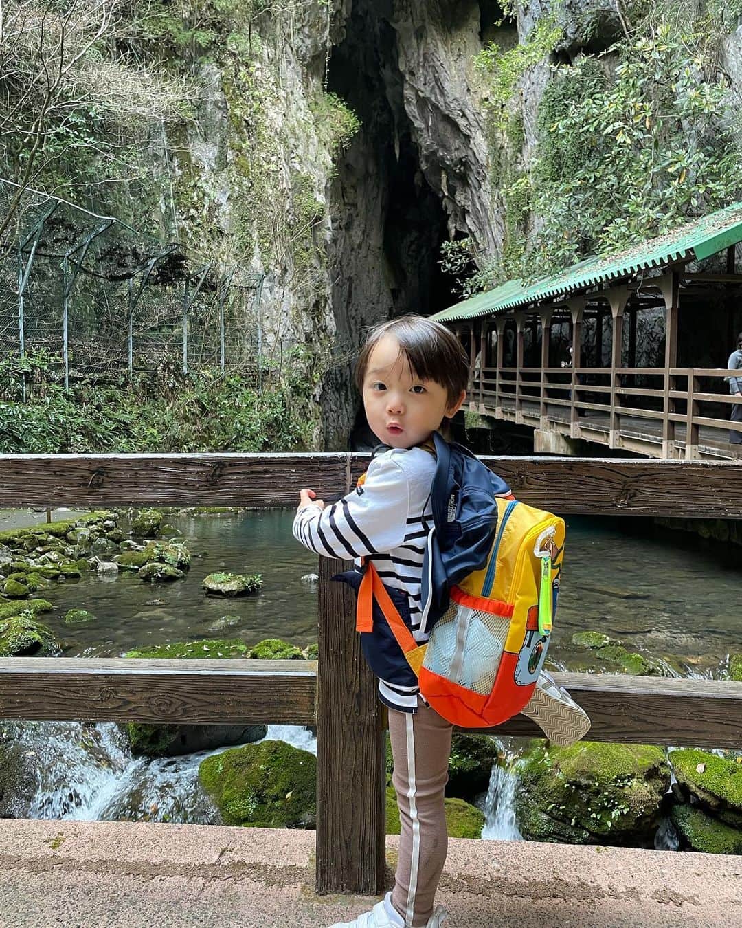石塚錬さんのインスタグラム写真 - (石塚錬Instagram)「. 👦💬「オトコタビ👨‍👦」 #とてもとても久しぶりに少し遠出⛰ #パパと初めての2人旅です👨 . 👦💬「Man trip👨‍👦」 #A little outing for the first time in a long time🏔 #It ’s my first two-person trip with my dad👨 #1st〜3rd photos are a huge limestone cave called Akiyoshido🌋 #4th&5th photos are Ren walked across the undersea bridge connecting Kyushu and Honshu👣 . #旅 #オトコタビ #関門海峡 #秋芳洞 #下関 #trip #Man trip #여행　#남자 여행 #การเดินทาง #ทริปผู้ชาย #Perjalanan #Perjalananmanusia #旅行 #石塚錬 #成長日記 #ishizukaren #renishizuka #이시즈카렌」10月3日 18時59分 - ishizuka_ren