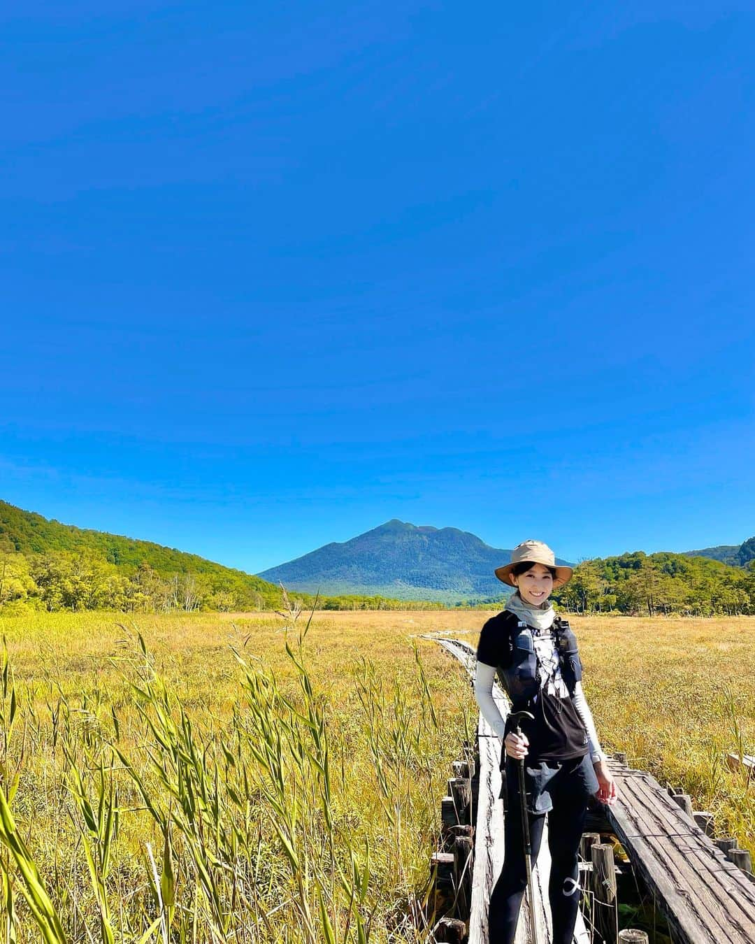 土屋香織さんのインスタグラム写真 - (土屋香織Instagram)「🌿.群馬 山の鼻 ⇢ 尾瀬ヶ原お散歩 1枚目のバックに見えるお山は至仏山⛰（群馬） 2枚目のバックに見えるお山は燧ヶ岳⛰（福島） 天気最高🥰 . このものすごい大きな葉っぱが水芭蕉だよね？ 自分が小人になった感覚になる🤣 今度は水芭蕉のお花が咲いてる時期にも来てみたいな❣️ . あと、いつかオコジョに会ってみたい🐹♡♡♡ . . . #尾瀬 #尾瀬国立公園 #ハイキング #山の鼻 #oze #群馬観光 #群馬旅行 #至仏山 #燧ヶ岳 #山ガール #登山記me #retrip_nippon #retrip_japan  #naturephotography #mountainphotography #mountainlovers #ハイキング #山が好き #登山女子 #japan_daytime_view #genic_mag #yamap55 #山女 #かおvoyage #beautifuldestinations #tabifleeeeek #日本の絶景 #絶景 #東京女子部 #ツギノタビ」10月3日 14時25分 - kaorintsuchiya