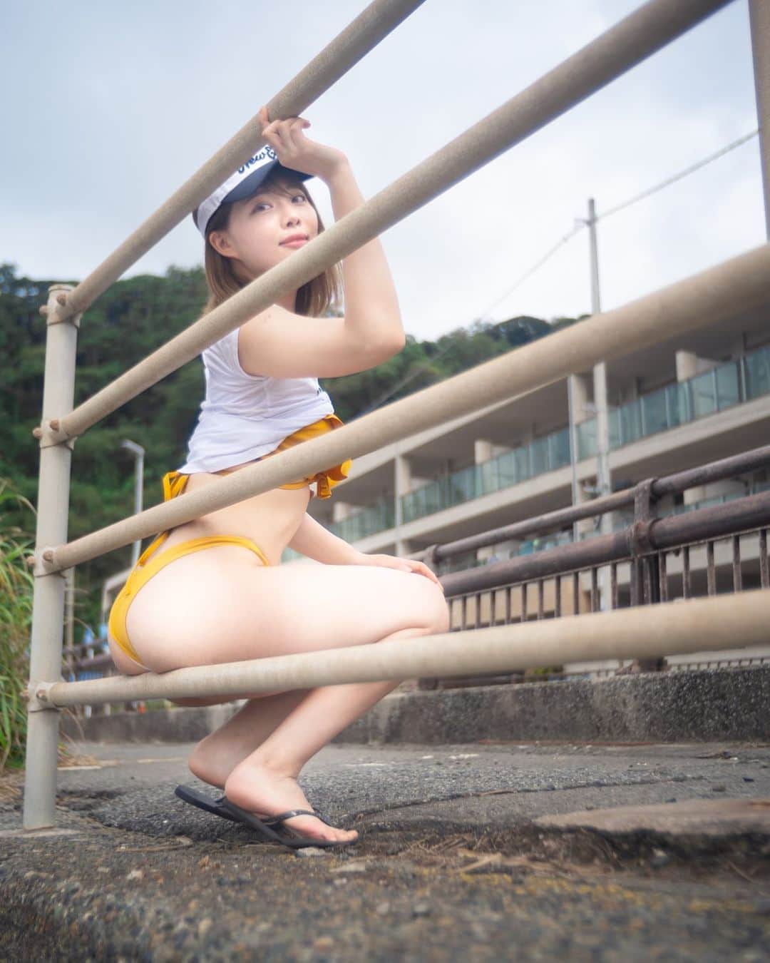 のインスタグラム：「待ち合わせ♡  ・ ・ #水着 #gravuremodel #グラビア #グラビアモデル #高身長女子 #高身長 #ショートカット #ショートボブ #ボブヘア #shorthair #shortcut #ショートヘア #赞 #粉  #gravure  # #hip #お尻 #bööty」