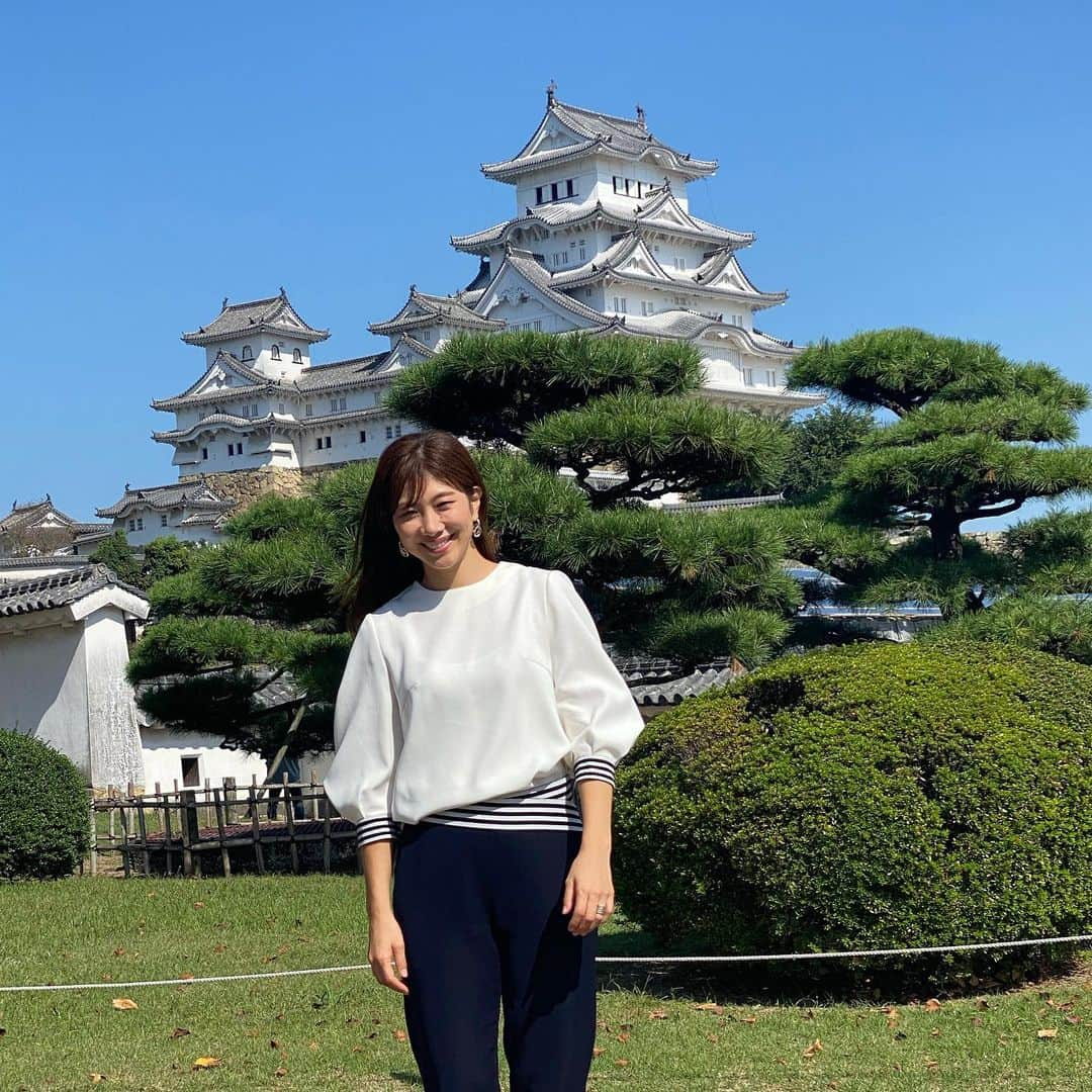 潮田玲子さんのインスタグラム写真 - (潮田玲子Instagram)「今日は兵庫県姫路市にて講演でした！ 最近はなかなか地方講演ができない状況だったので無事に現地に行けて良かったです🙋‍♀️🙏 新幹線までの時間、バタバタではありましたが姫路城にも行けました😍😍😍🙌 さすが国宝！世界遺産というだけあって圧巻の規模と美しさでした！早足ではありましたが少しでも見れてガイドまでしていただけて嬉しかったです🙆‍♀️ 絶対また訪れたい場所の一つとなりました💓 姫路の皆さんありがとうございました〜🙋‍♀️  #兵庫県姫路市 #スポーツ祭での特別講演 #姫路城 #世界遺産」10月3日 14時36分 - reikoshiota_official