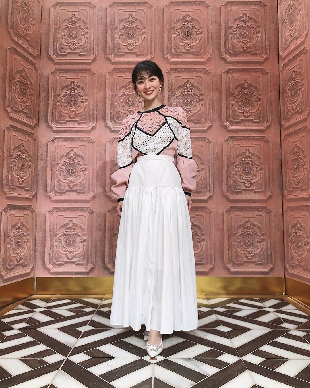 山本里菜さんのインスタグラム写真 - (山本里菜Instagram)「. 21年目に突入したサンデージャポン✨ ご覧いただきありがとうございました😊  キングオブコント2021優勝者の空気階段のお2人や、木梨憲武さんが登場して豪華な会になりましたね☺️🥇ノリ子ママ、綺麗だった〜🤣✨  衣装 tops&skirt→Adonisis shoes→DIANA  #サンデージャポン　#サンジャポ　#キングオブコント　#空気階段　#木梨憲武　#のりさん」10月3日 14時40分 - rinayamamoto_0622