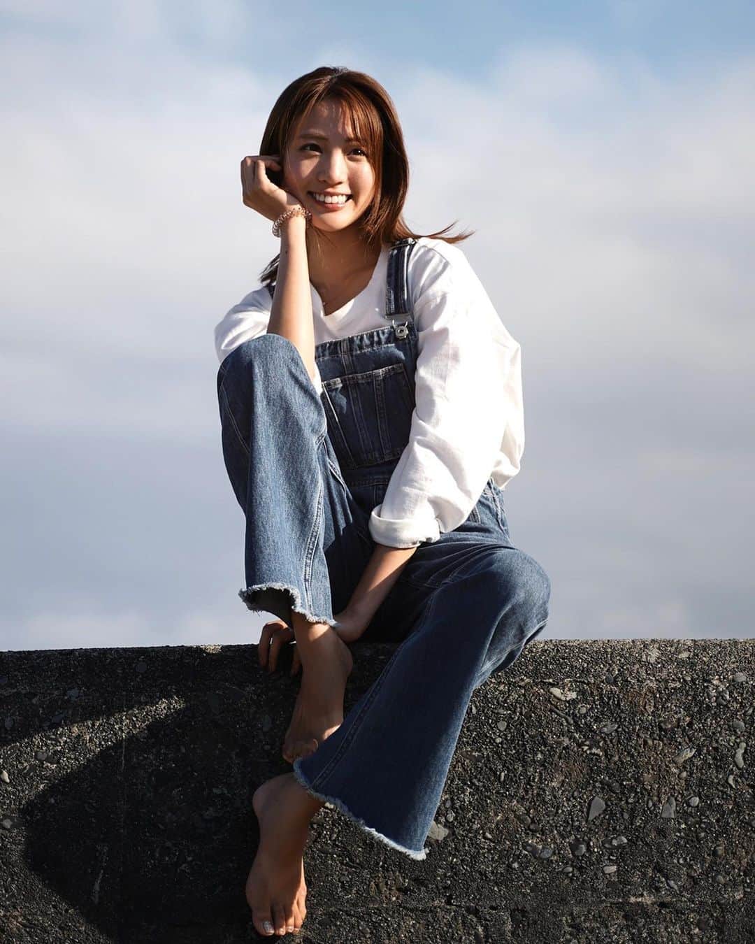 志田友美（ゆうみん）のインスタグラム：「☁️🤍  またもや海でたくさん撮ったから載せる🤣  何も考えずぼーっと海見てるの幸せ🌱  最近は嬉しいことが２個あった☺️✌︎   筋トレもそろそろ始めないとな〜💭 目指せヘルシーボデーー🙈💕  haircolor🌰 @lapis_anju   #腕についてるのダサい #でもこのゴム1番使えるの」