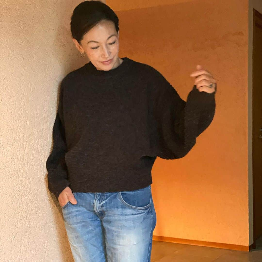 岡田美里さんのインスタグラム写真 - (岡田美里Instagram)「東京に戻ったら暑いくらいでした。まだまだコットンのスカートがちょうどいいくらい。 でも秋🍁 なのでロング(マキシ)スカート。 160センチの私でこのくらい。 セーターもどちらも大好き。  全てプロフィールのリンクから「岡田美里セレクト」でご紹介しています。  妹のサリー 「最近なんで急にお洋服を紹介しているの？」  私 「パン屋さんの冬季休業の間に、移住したばかりの伶ちゃんの糧とするためよー。」  伶ちゃんは日大芸術学部でカメラを学んだ24歳。 ファッション写真の勉強にもなっています。どんな場所でも何かで生きていくことを考えて逞しく成長する女の子。 頼もしいこと！  おかげで私も、 おウチ時間も外出も楽しいです。  #オシャレなおばあさんになりたい  #ファッション  #ファッションポーズ委員会  #ファッション好き  #ちゃんとしていこう  #60代ファッション  #年相応の美しさ」10月3日 14時58分 - millieokada