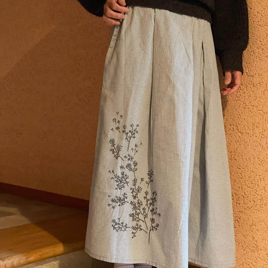 岡田美里さんのインスタグラム写真 - (岡田美里Instagram)「東京に戻ったら暑いくらいでした。まだまだコットンのスカートがちょうどいいくらい。 でも秋🍁 なのでロング(マキシ)スカート。 160センチの私でこのくらい。 セーターもどちらも大好き。  全てプロフィールのリンクから「岡田美里セレクト」でご紹介しています。  妹のサリー 「最近なんで急にお洋服を紹介しているの？」  私 「パン屋さんの冬季休業の間に、移住したばかりの伶ちゃんの糧とするためよー。」  伶ちゃんは日大芸術学部でカメラを学んだ24歳。 ファッション写真の勉強にもなっています。どんな場所でも何かで生きていくことを考えて逞しく成長する女の子。 頼もしいこと！  おかげで私も、 おウチ時間も外出も楽しいです。  #オシャレなおばあさんになりたい  #ファッション  #ファッションポーズ委員会  #ファッション好き  #ちゃんとしていこう  #60代ファッション  #年相応の美しさ」10月3日 14時58分 - millieokada
