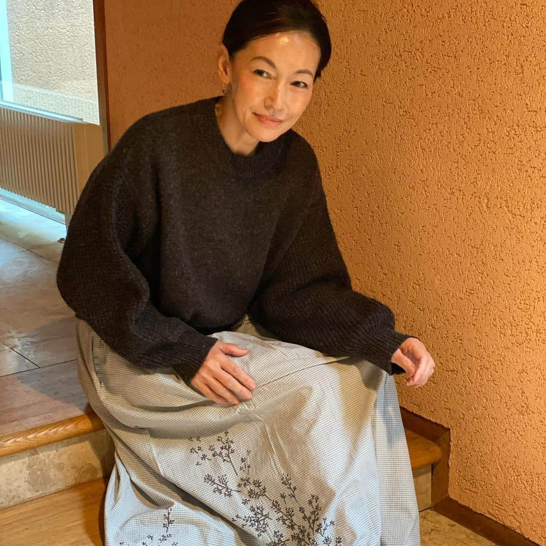 岡田美里さんのインスタグラム写真 - (岡田美里Instagram)「東京に戻ったら暑いくらいでした。まだまだコットンのスカートがちょうどいいくらい。 でも秋🍁 なのでロング(マキシ)スカート。 160センチの私でこのくらい。 セーターもどちらも大好き。  全てプロフィールのリンクから「岡田美里セレクト」でご紹介しています。  妹のサリー 「最近なんで急にお洋服を紹介しているの？」  私 「パン屋さんの冬季休業の間に、移住したばかりの伶ちゃんの糧とするためよー。」  伶ちゃんは日大芸術学部でカメラを学んだ24歳。 ファッション写真の勉強にもなっています。どんな場所でも何かで生きていくことを考えて逞しく成長する女の子。 頼もしいこと！  おかげで私も、 おウチ時間も外出も楽しいです。  #オシャレなおばあさんになりたい  #ファッション  #ファッションポーズ委員会  #ファッション好き  #ちゃんとしていこう  #60代ファッション  #年相応の美しさ」10月3日 14時58分 - millieokada