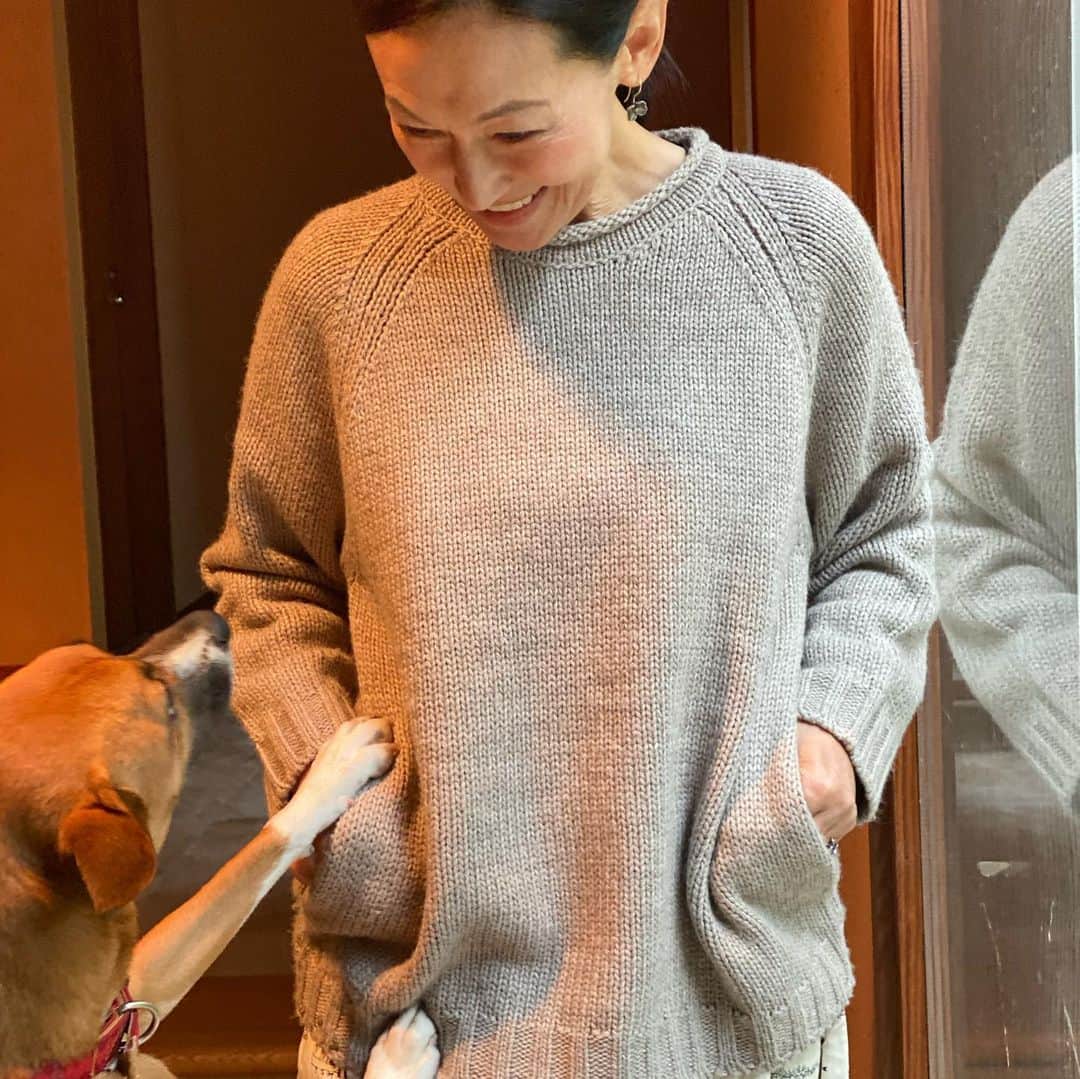 岡田美里さんのインスタグラム写真 - (岡田美里Instagram)「東京に戻ったら暑いくらいでした。まだまだコットンのスカートがちょうどいいくらい。 でも秋🍁 なのでロング(マキシ)スカート。 160センチの私でこのくらい。 セーターもどちらも大好き。  全てプロフィールのリンクから「岡田美里セレクト」でご紹介しています。  妹のサリー 「最近なんで急にお洋服を紹介しているの？」  私 「パン屋さんの冬季休業の間に、移住したばかりの伶ちゃんの糧とするためよー。」  伶ちゃんは日大芸術学部でカメラを学んだ24歳。 ファッション写真の勉強にもなっています。どんな場所でも何かで生きていくことを考えて逞しく成長する女の子。 頼もしいこと！  おかげで私も、 おウチ時間も外出も楽しいです。  #オシャレなおばあさんになりたい  #ファッション  #ファッションポーズ委員会  #ファッション好き  #ちゃんとしていこう  #60代ファッション  #年相応の美しさ」10月3日 14時58分 - millieokada