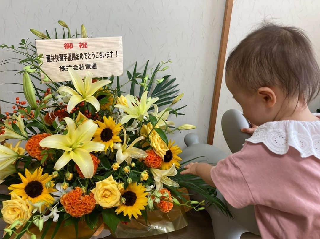 藤井快さんのインスタグラム写真 - (藤井快Instagram)「I miss my daughter 😭  お祝いのお花が自宅に届いております。ありがとうございます🙏 僕は実際に見られてないですが、娘氏は大興奮🤗 早く会いたいなーーーー！😭  #1歳4ヶ月 #おとうさんとべっきょ  #ぴえん」10月3日 15時22分 - fujii_kokoro