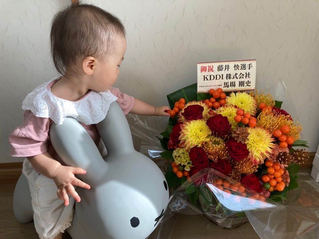 藤井快さんのインスタグラム写真 - (藤井快Instagram)「I miss my daughter 😭  お祝いのお花が自宅に届いております。ありがとうございます🙏 僕は実際に見られてないですが、娘氏は大興奮🤗 早く会いたいなーーーー！😭  #1歳4ヶ月 #おとうさんとべっきょ  #ぴえん」10月3日 15時22分 - fujii_kokoro
