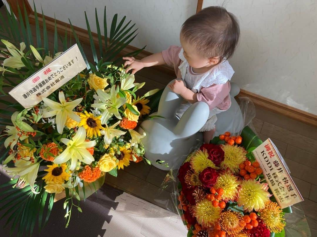 藤井快のインスタグラム：「I miss my daughter 😭  お祝いのお花が自宅に届いております。ありがとうございます🙏 僕は実際に見られてないですが、娘氏は大興奮🤗 早く会いたいなーーーー！😭  #1歳4ヶ月 #おとうさんとべっきょ  #ぴえん」