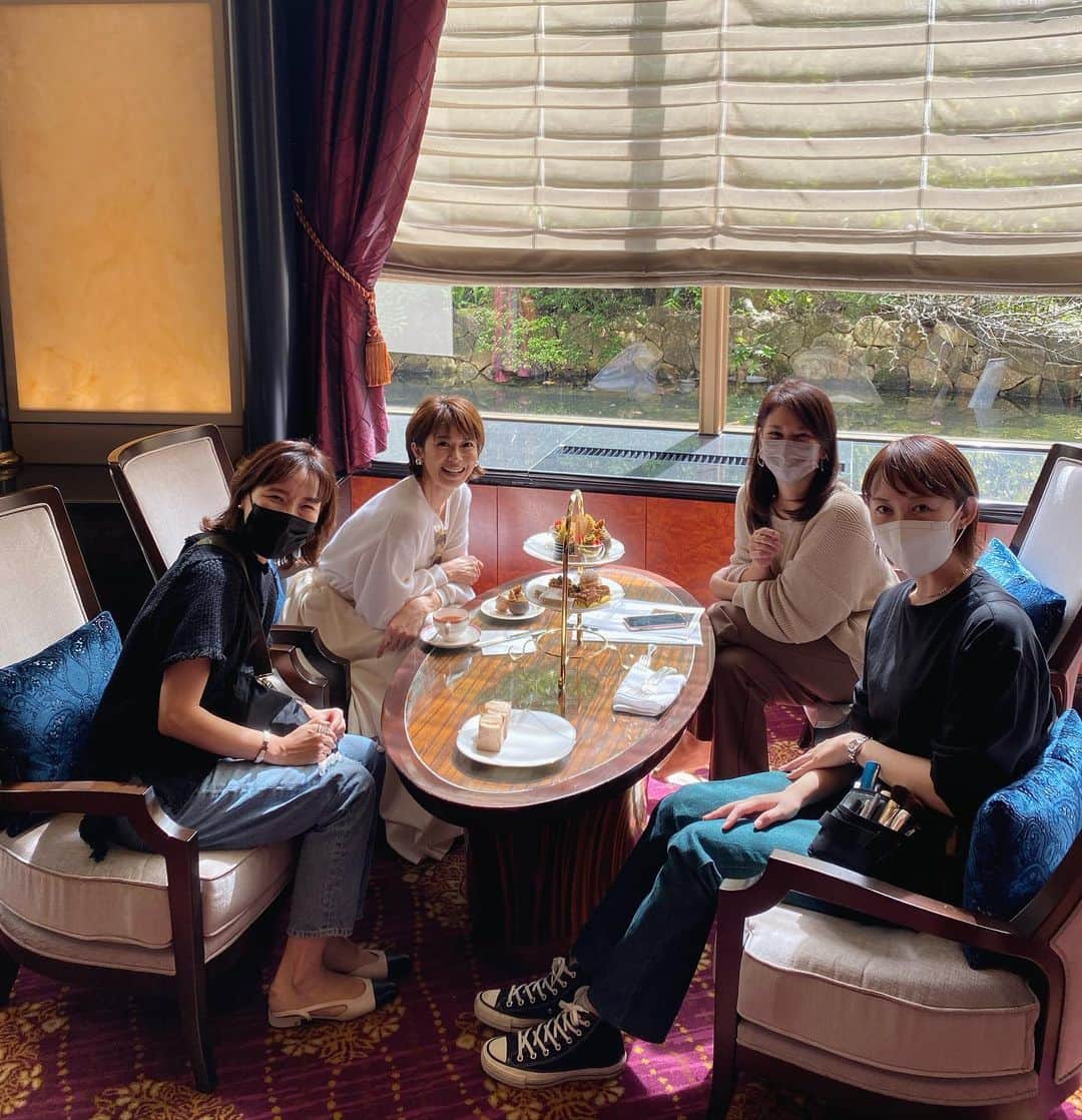 畑野ひろ子のインスタグラム：「@story_love40 撮影📷 ロケで、ウェスティンホテルへ。 女子メンバーで記念撮影😊 今、ホテルのアフターヌーンティーが人気なんですねー😆 秋の栗🌰を使ったデザートがいっぱい😍 プライベートでゆっくり美味しいデザートを食べに来たいなぁ。」